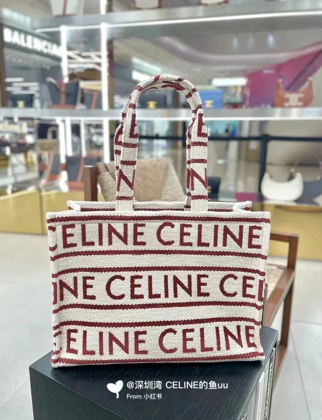 Сумка-шоппер Celine Cabas Thais с принтом - большая, бело-красная.