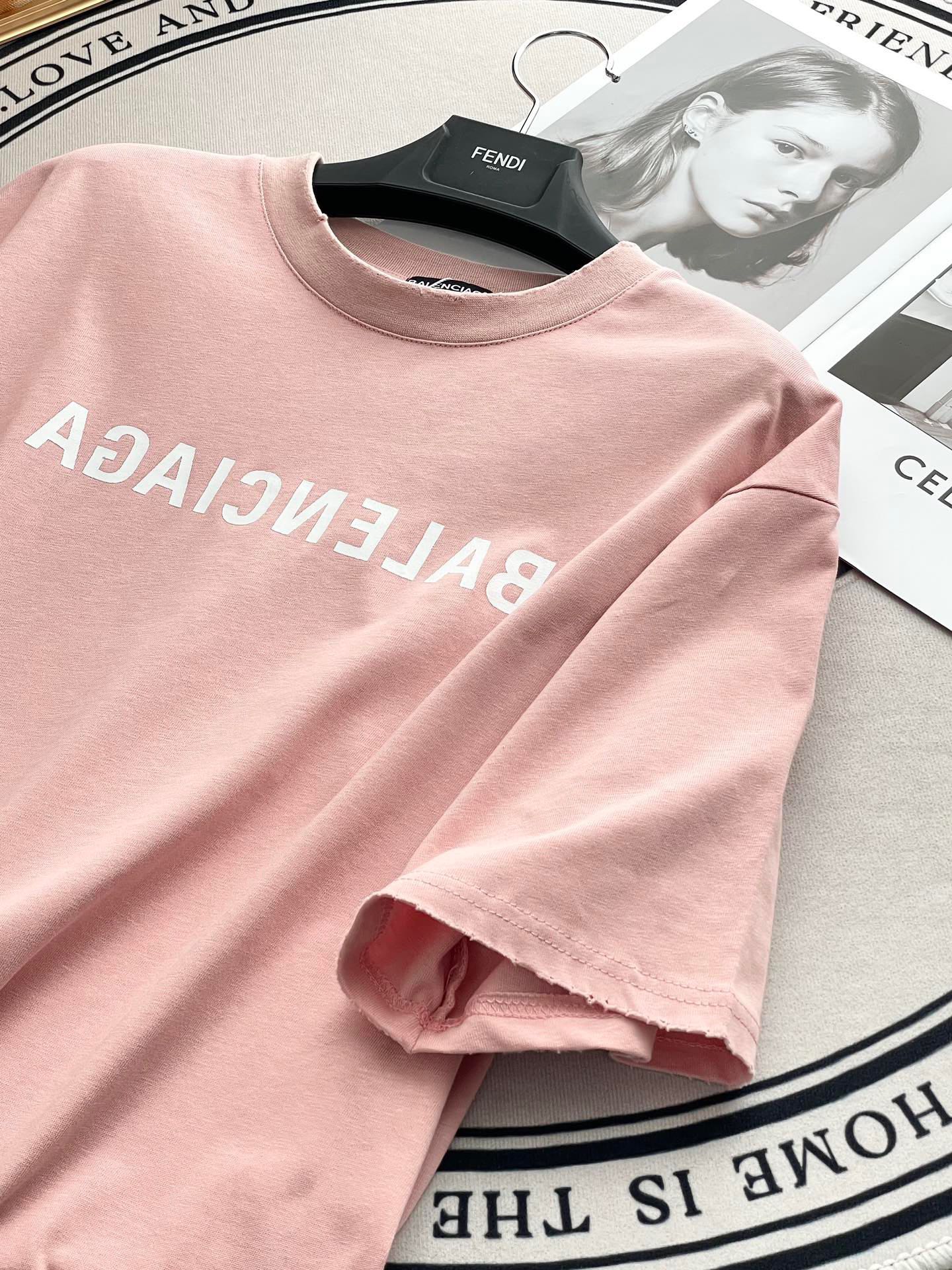 Balenciaga - 2403 - Простая хлопковая футболка свободного кроя с коротким рукавом и эффектом потертости