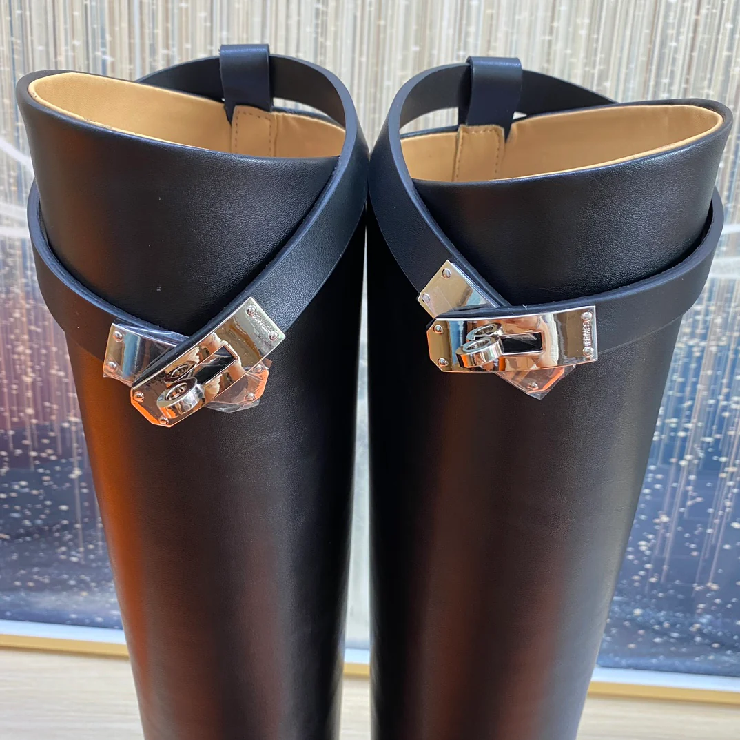 Новинка 2023 года от Hermes - высокие сапоги 3D - черные.