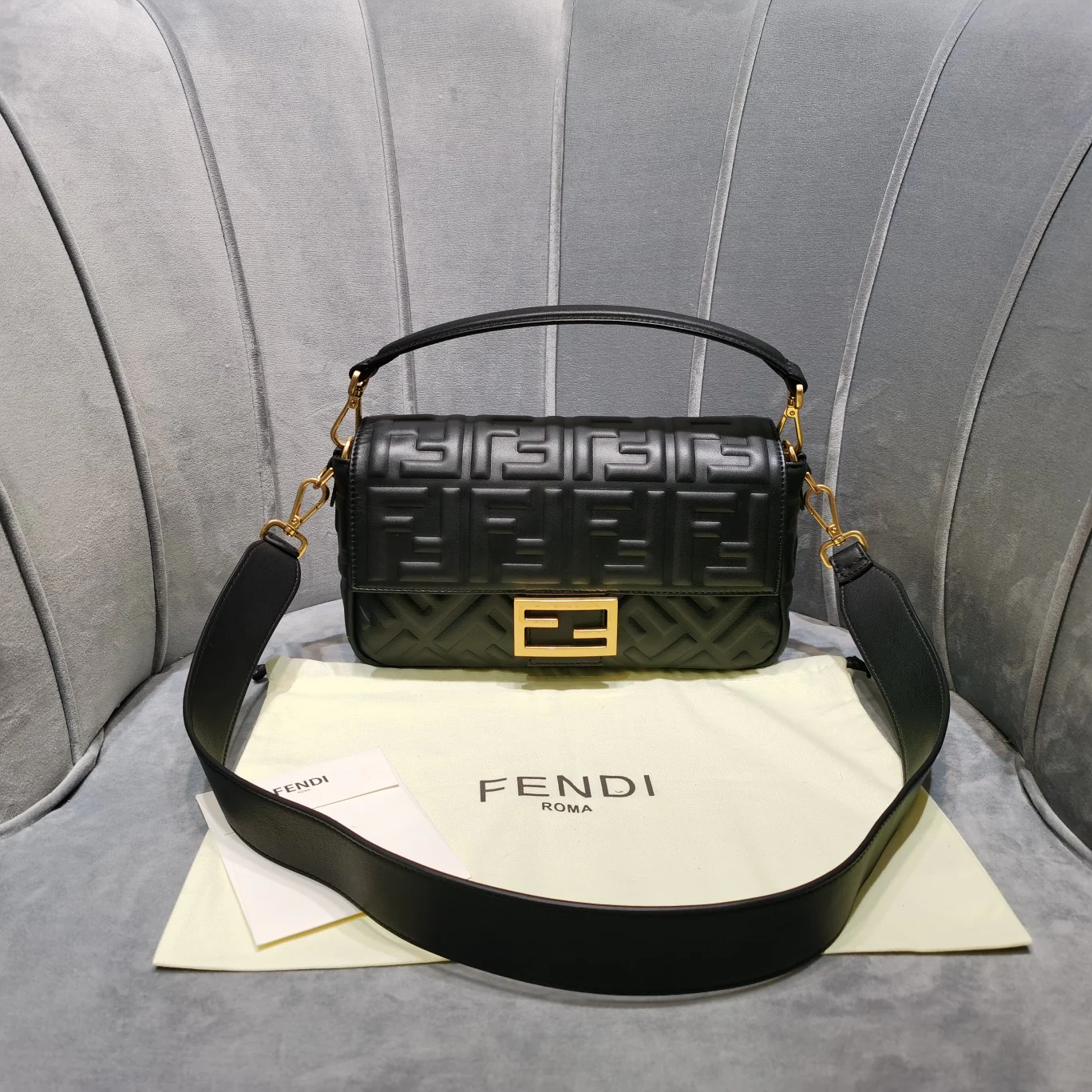 Сумка Fendi Baguette Medium из черной кожи - 3