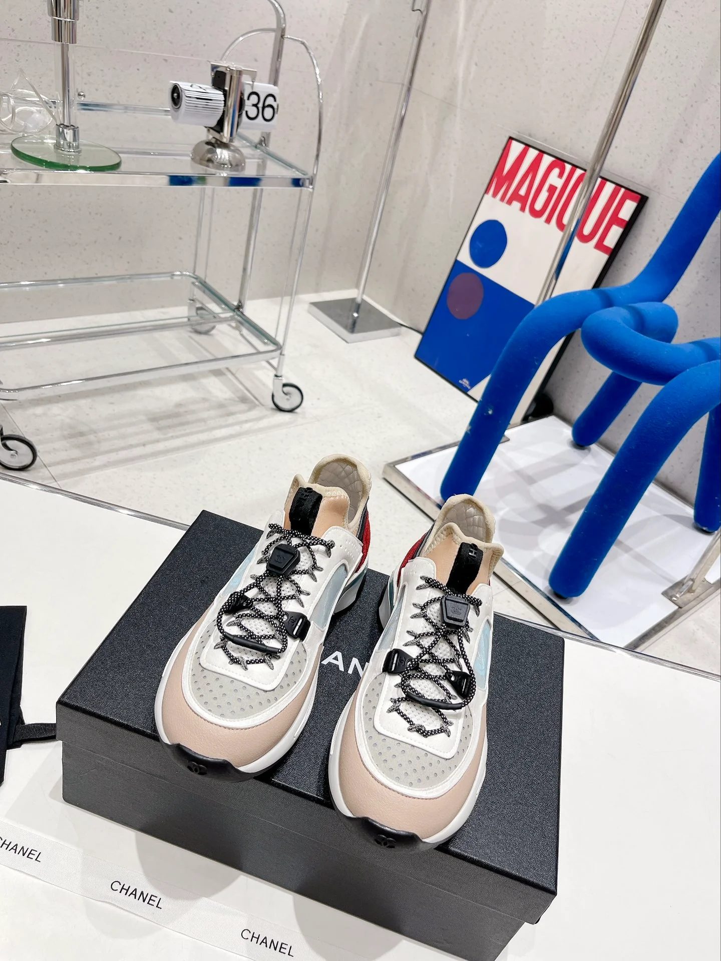 Новые поступления с показа Chanel весна/зима 2022 — повседневные кроссовки в стиле колор-блок — розово-белые.