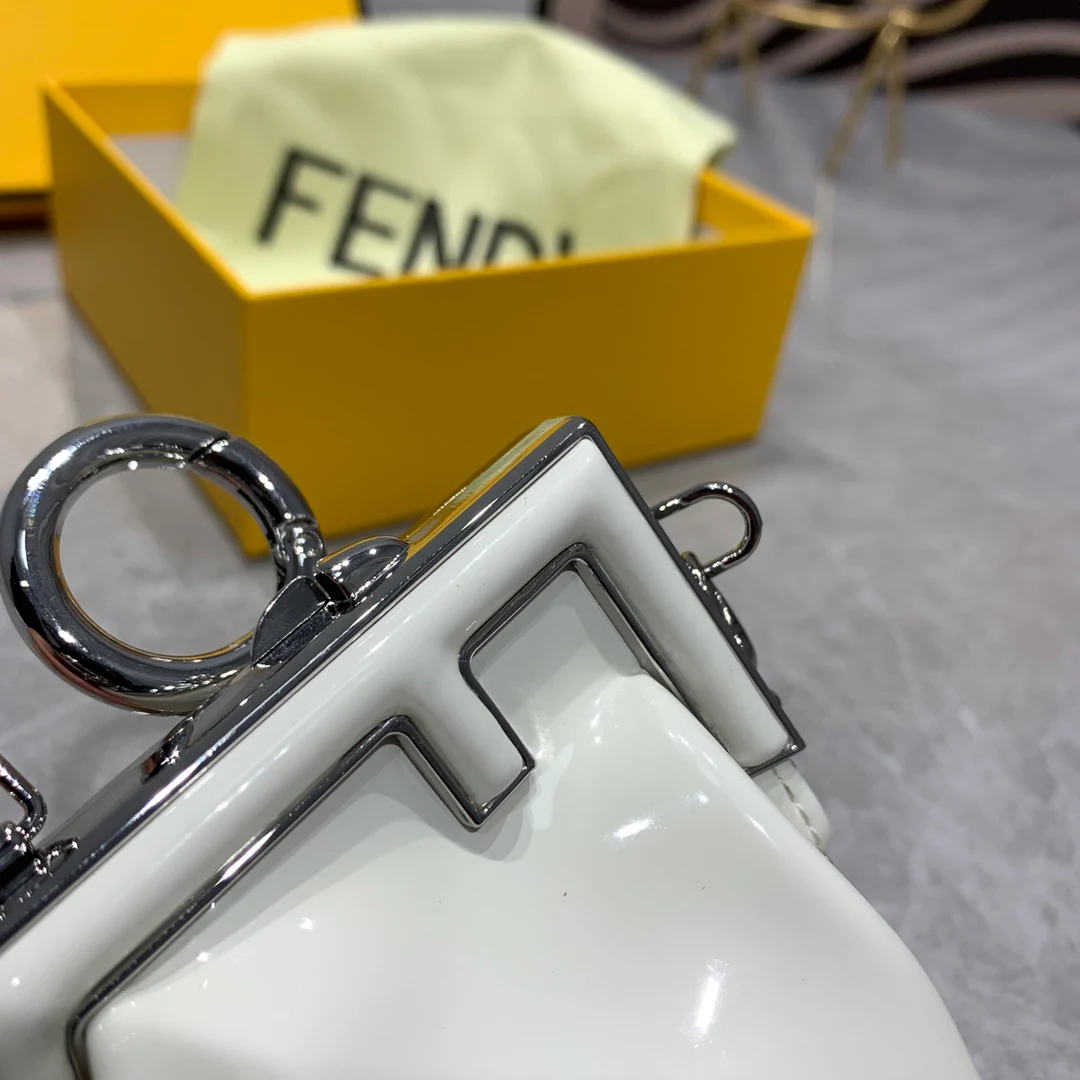 Мини-сумочка Fendi First из лакированной кожи (белая)
