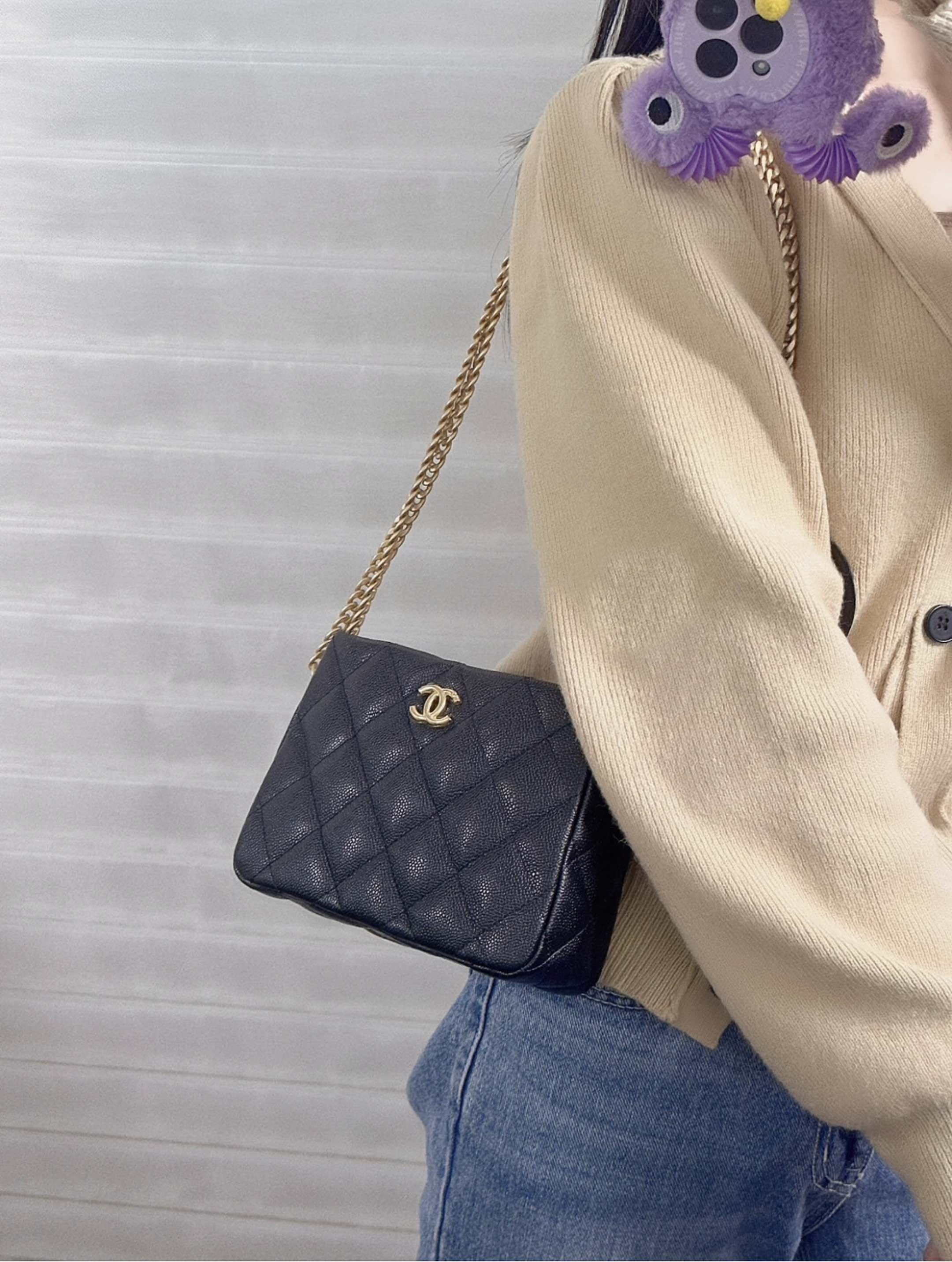 Новинка сезона весна/лето 2023 от Chanel - сумка-хобо в форме сердца - маленькая - черная - фотографии в действии.