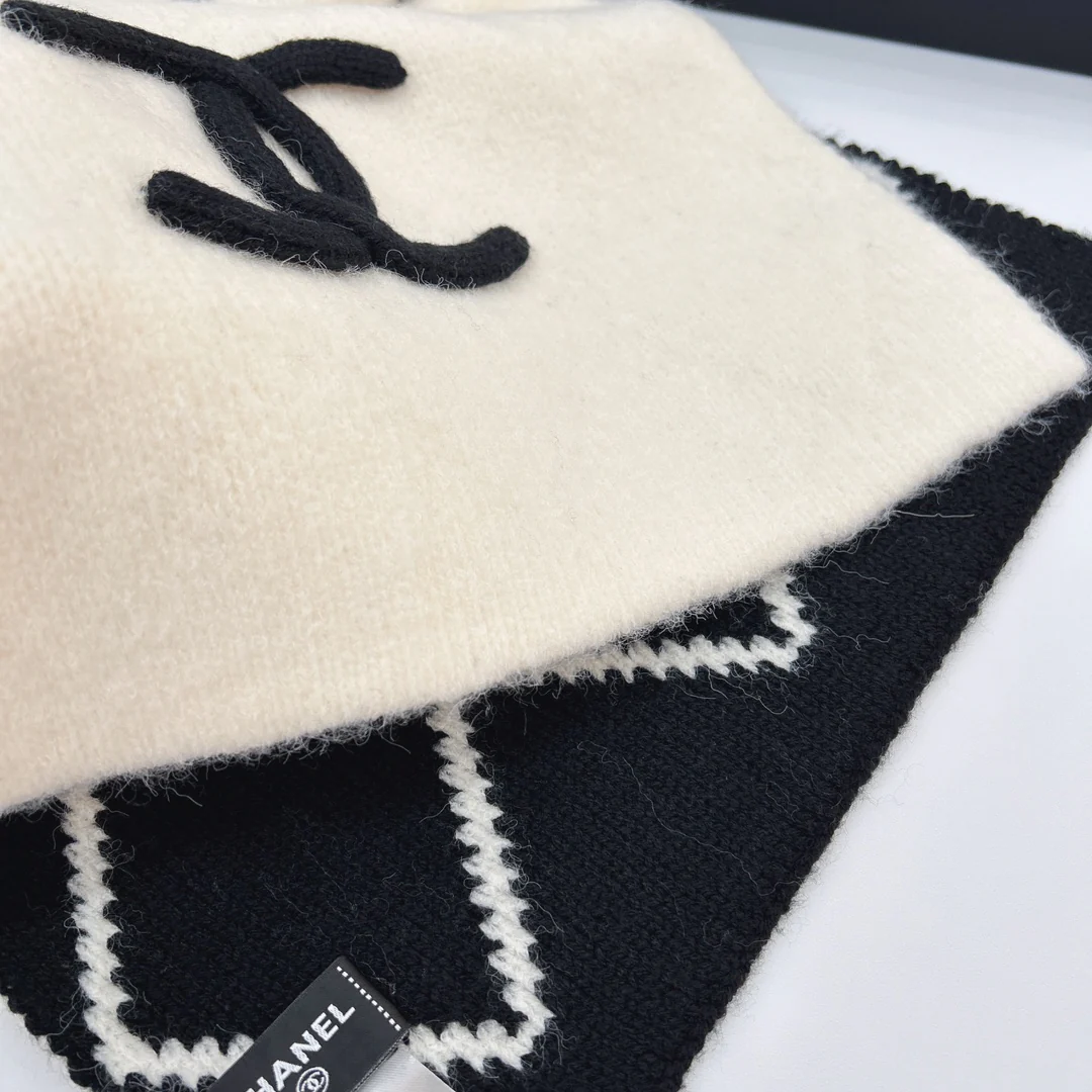 Длинный двусторонний клетчатый шарф Chanel 2024 — белый.