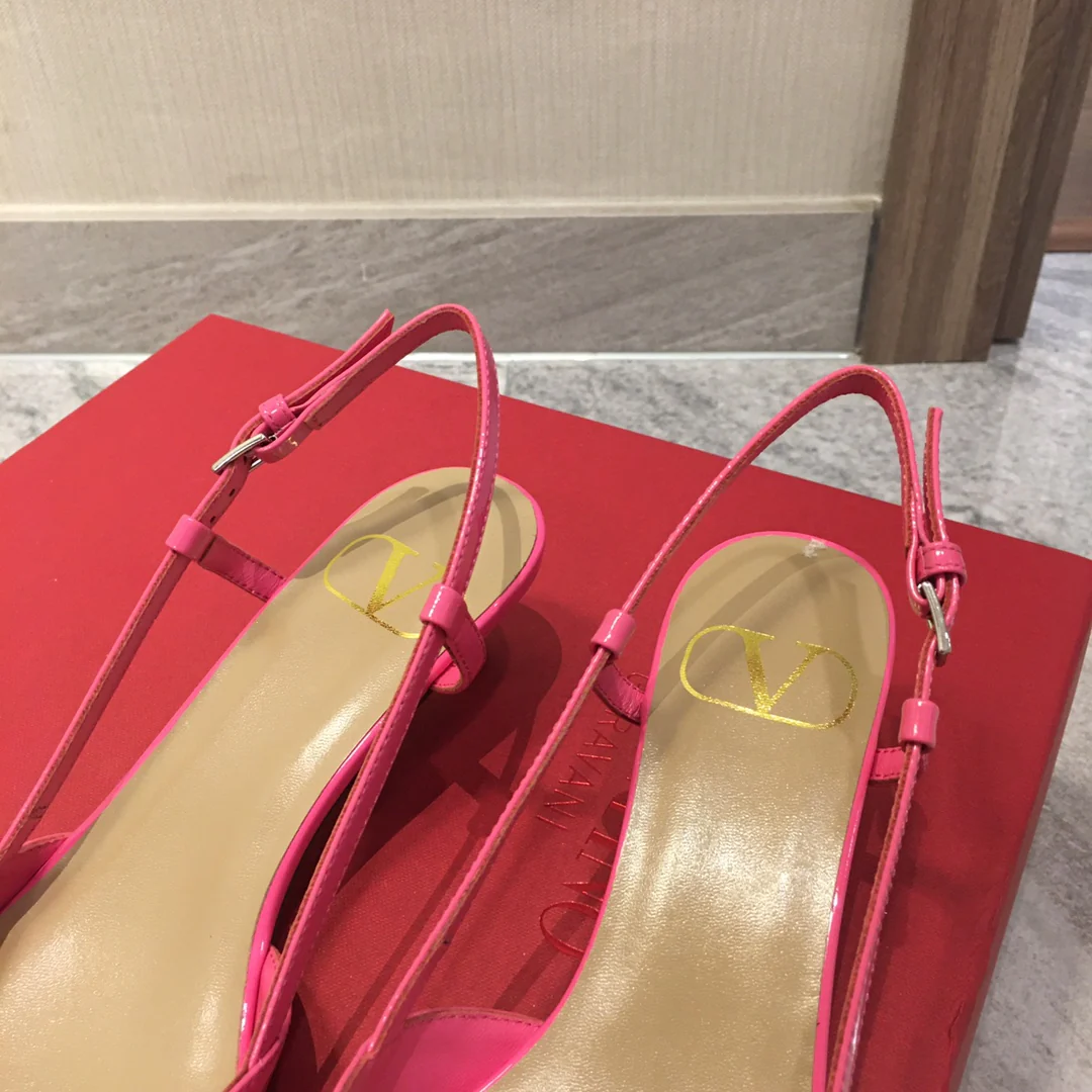 Лакированные босоножки Valentino на низком каблуке с острым носком — розовые.