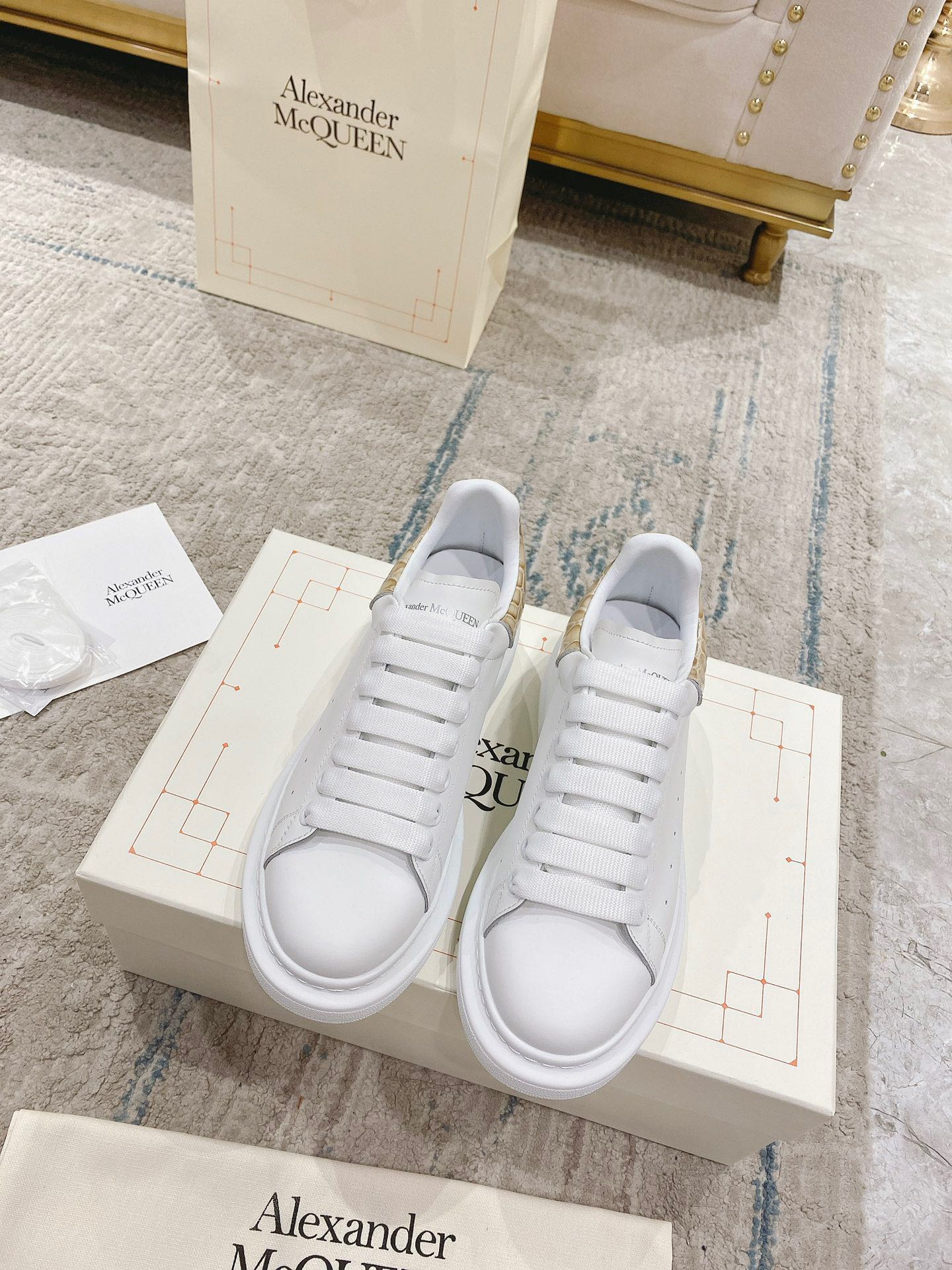 McQueen - Классические белые кроссовки - Модель Milk Tea Tail