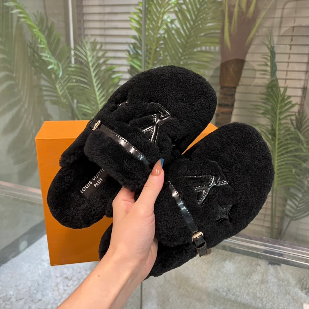 Новинка весны 2022 года от LV - Меховые полутапочки - Черные