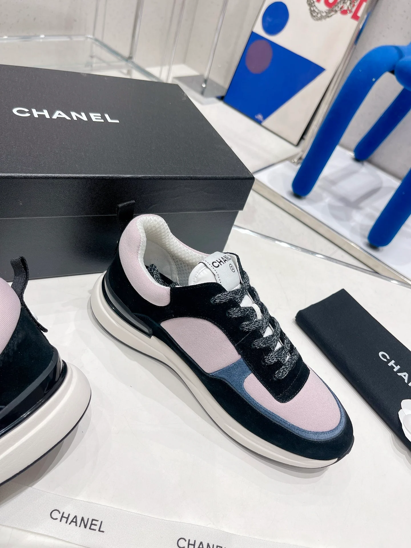 Повседневные кроссовки Chanel из коллекции весна-лето/зима 2022 — розовато-серые.