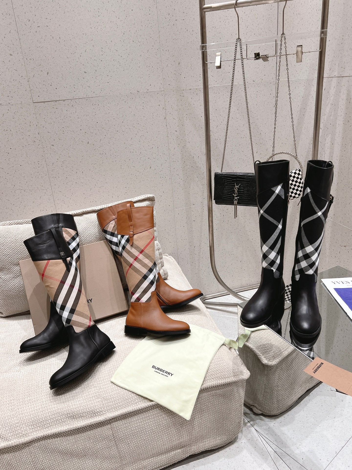 Ботинки Burberry в клетку 2024 года - изображение из коллекции