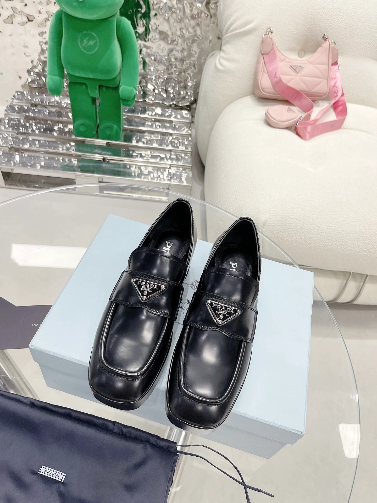 Коллекция Prada 2022 года с подиума - Кожаные туфли на платформе в стиле ботинок - 1