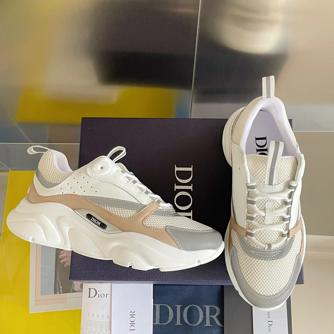 Кроссовки Dior серии B22 — повседневные — белая основа с розово-серыми вставками.