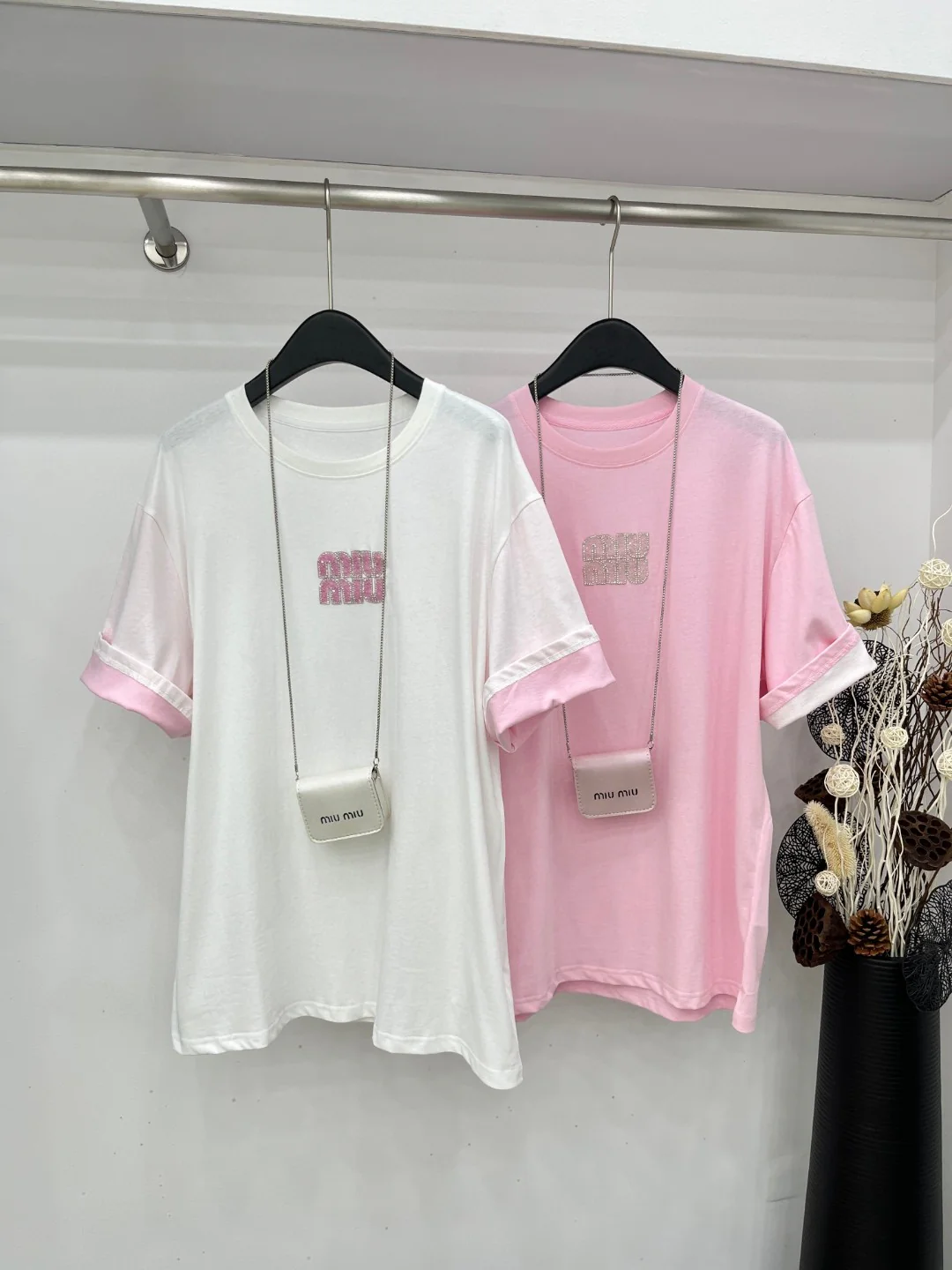 Miu Miu - 2404-24 Новинка: футболка с коротким рукавом, украшенная вышитыми вручную буквами, белая.