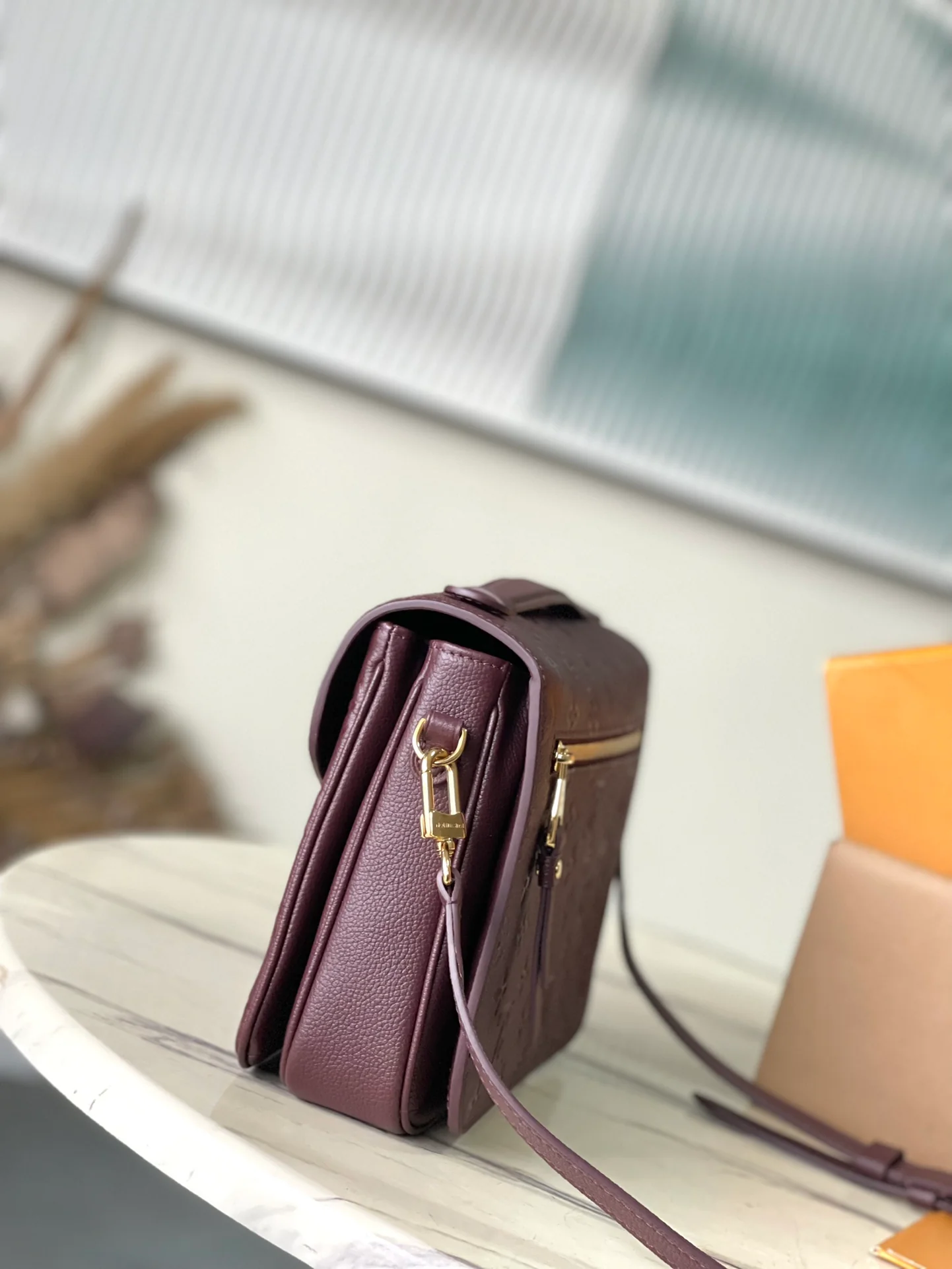 m46613-LV-Pochette-Metis-Classic с узором, кожа, винно-красный