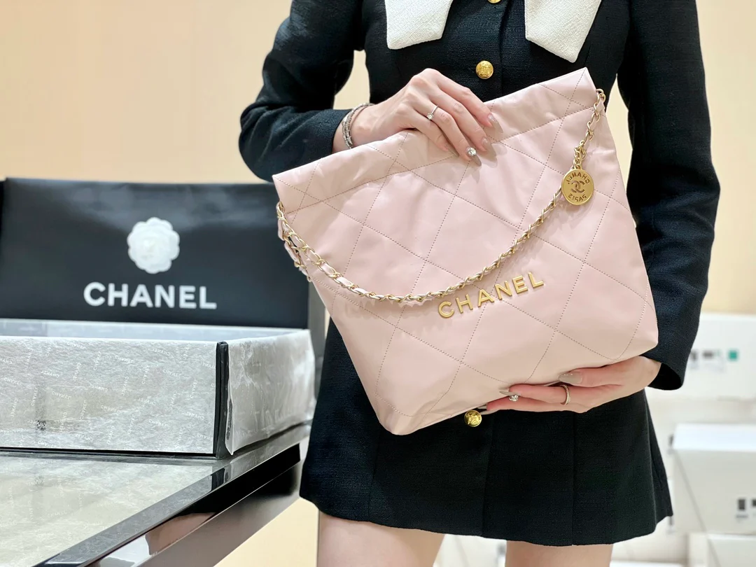 Новинка сезона весна/лето 2023 от Chanel - сумка 22bag - маленькая - светло-розовая - на фото.