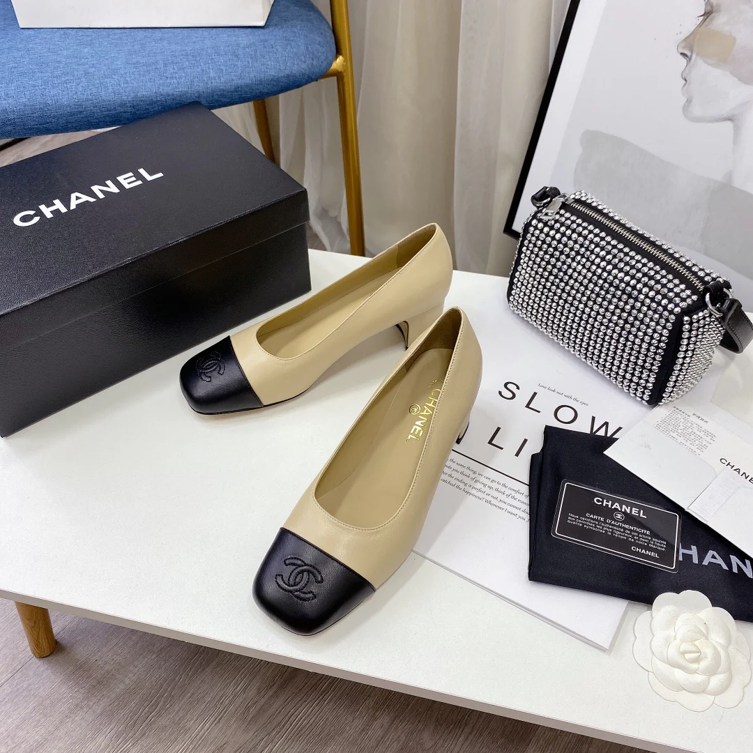 Классические туфли Chanel на массивном каблуке с цветовыми блоками — модель, представленная на показе мод в Милане — абрикосовый цвет — 5 см