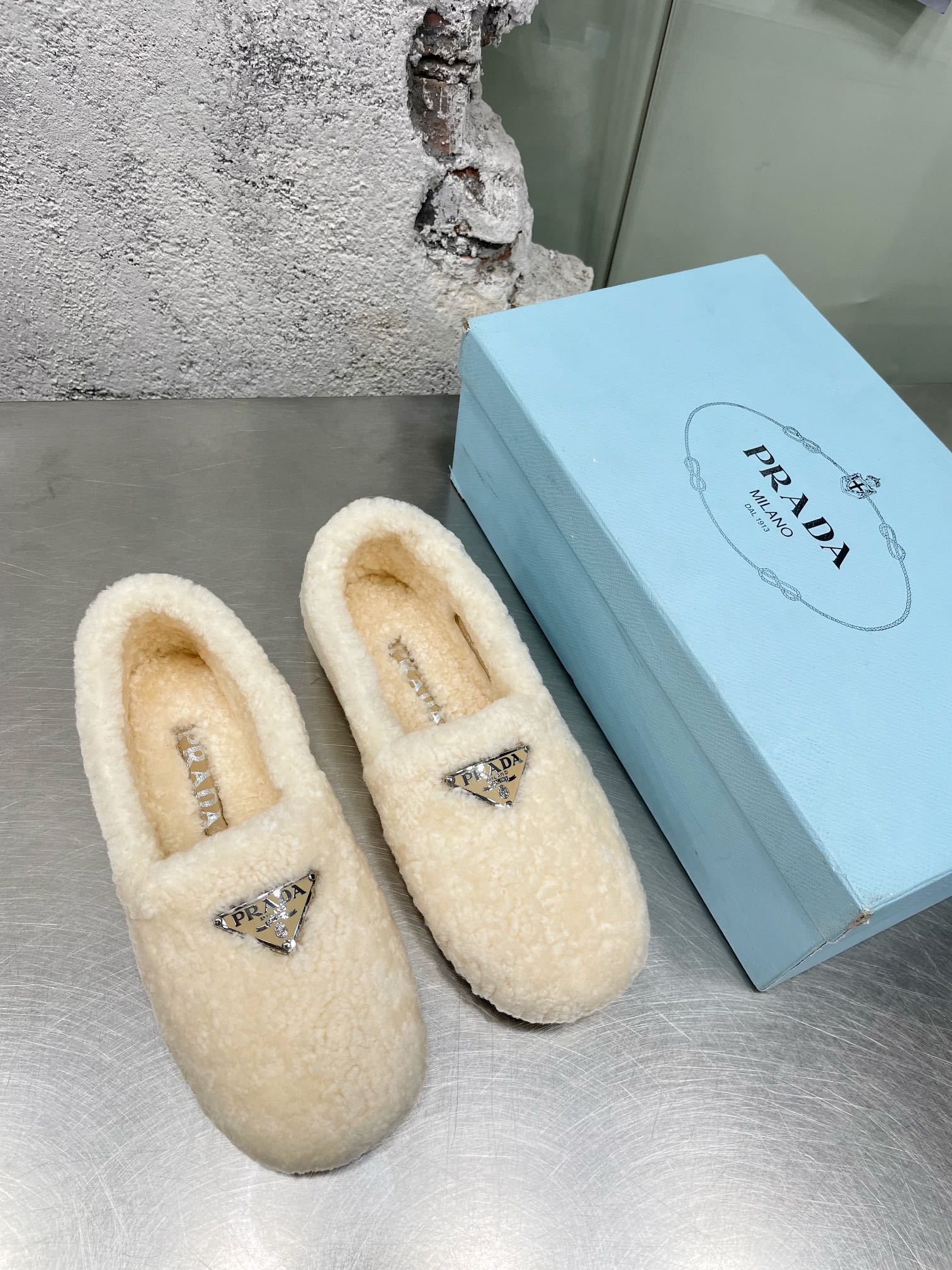 Prada - Новинка сезона осень/зима 2022 - Меховые балетки