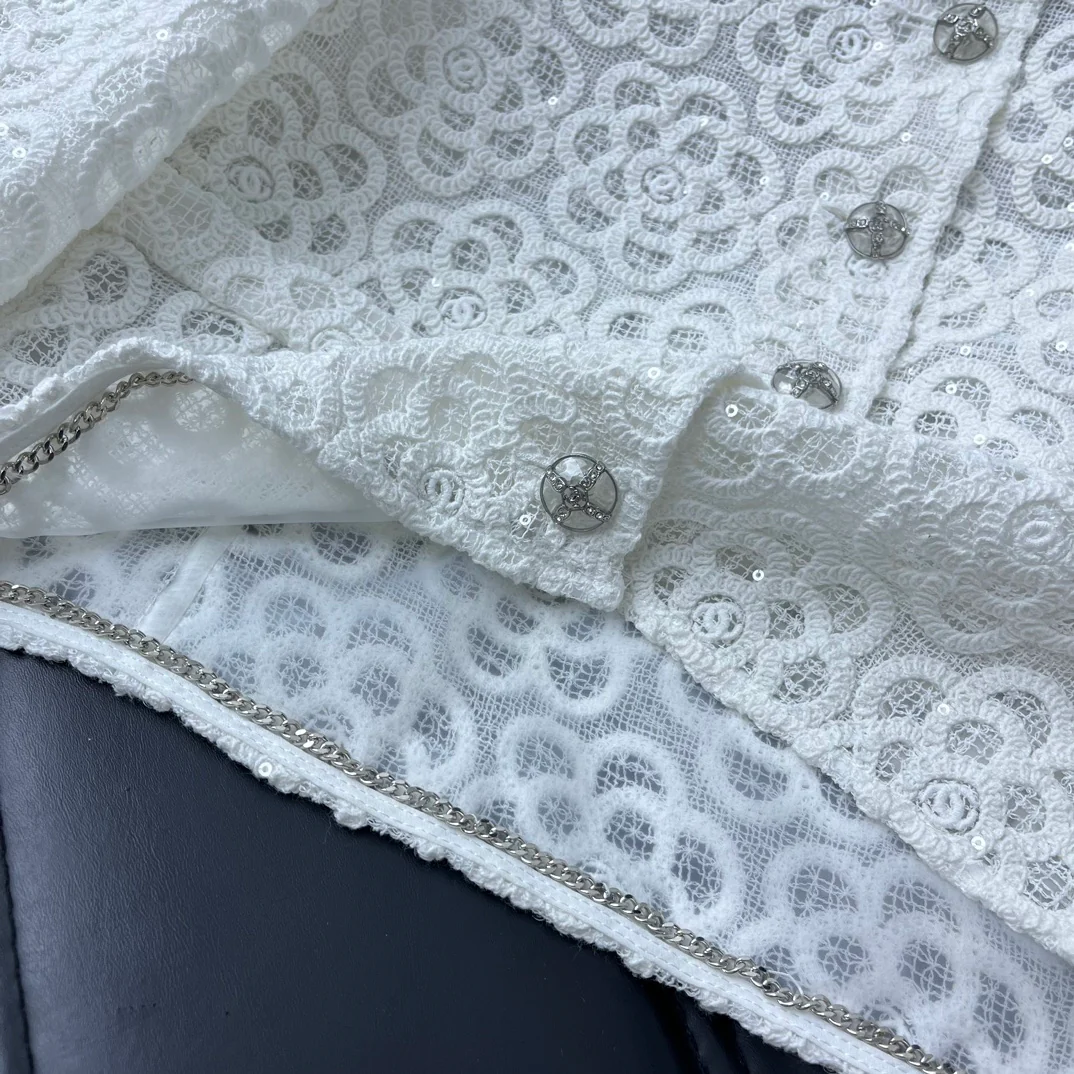 Chanel - Новинка 2403-24: Короткий костюм, расшитый пайетками - Белый