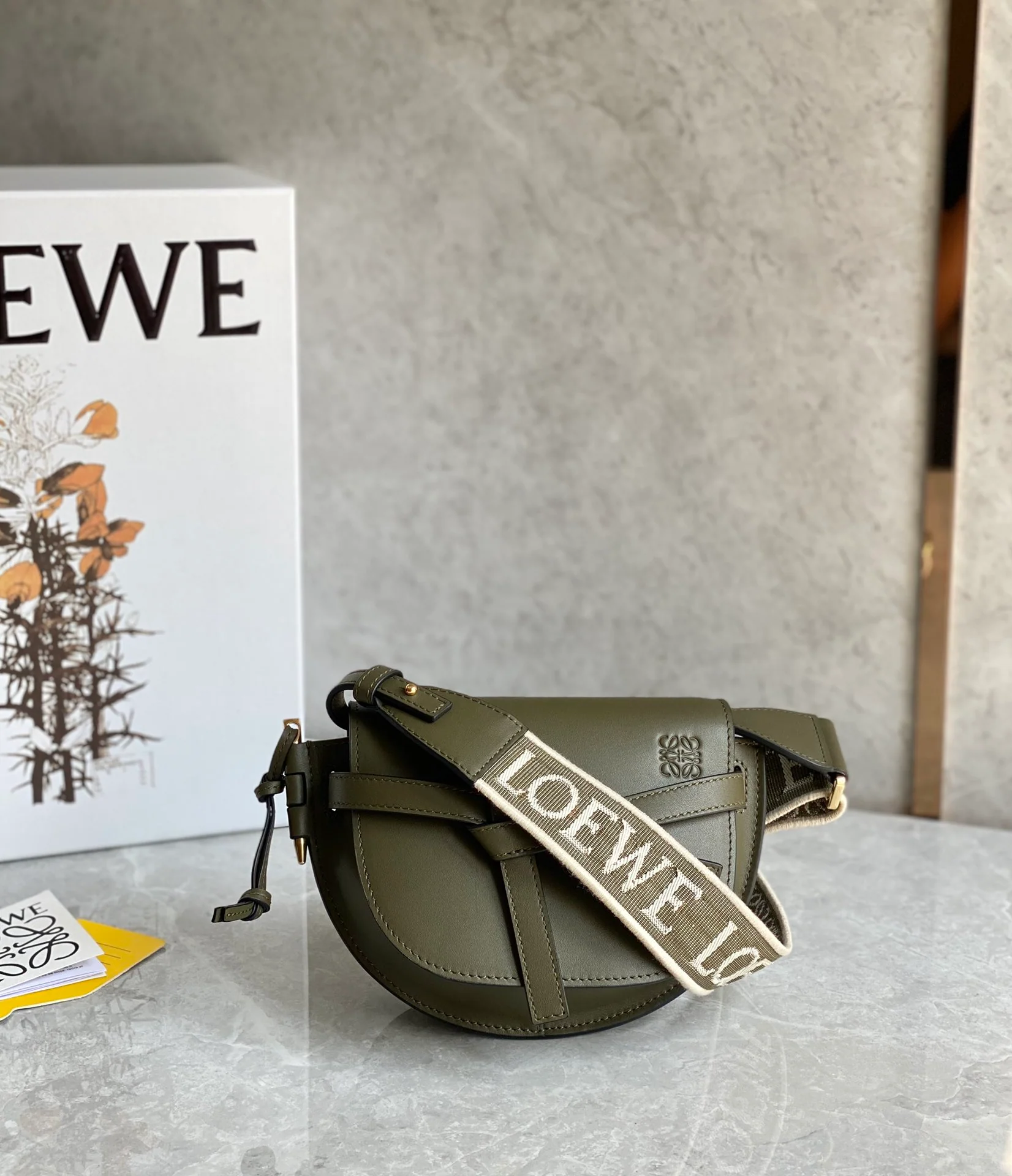 Сумка на два седла Loewe Gate Dual Mini Saddle Bag - оливково-зеленого цвета.