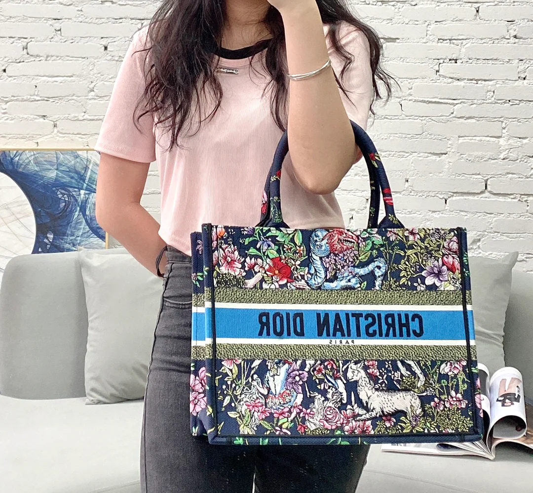 Сумка-тоут Dior с черной цветочной вышивкой, средний размер.