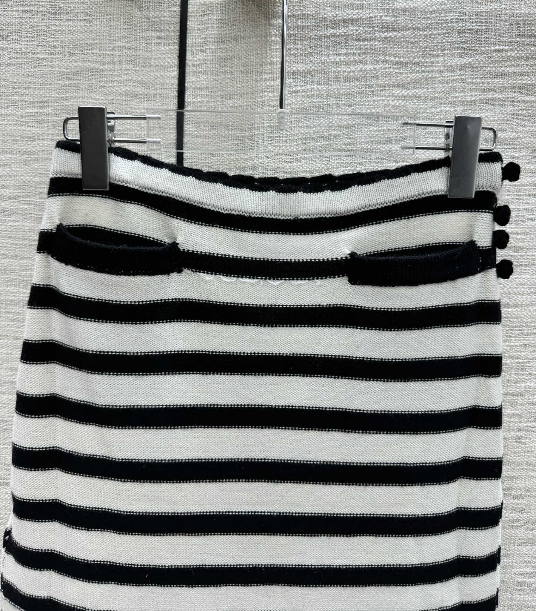 Вязаная юбка миди Celine 2404 с кружевной отделкой и полосатым рисунком в стиле колор-блок.