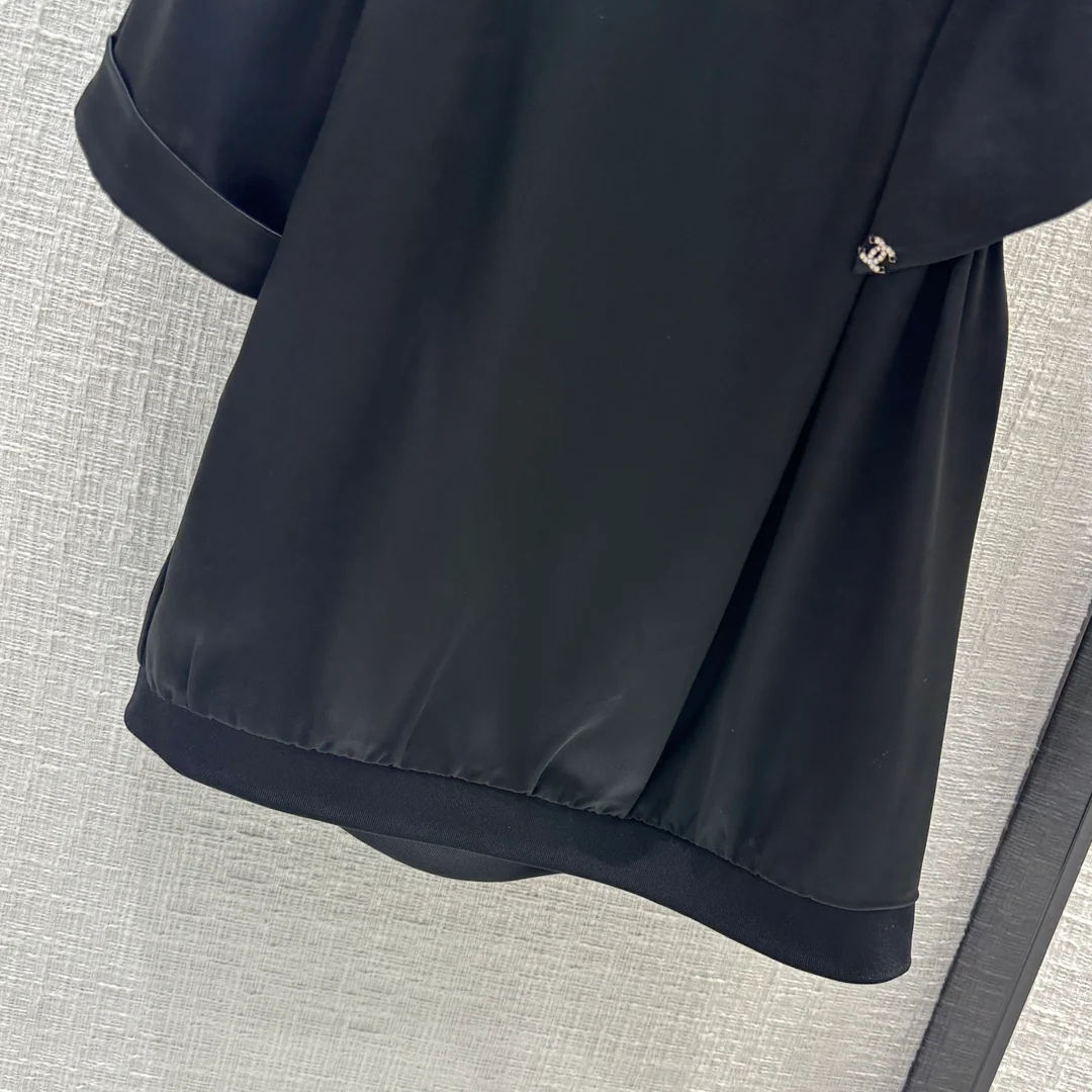 Новая коллекция Chanel Весна/Лето 2024: Топ с бантом, круглым вырезом и одним рукавом - Черный