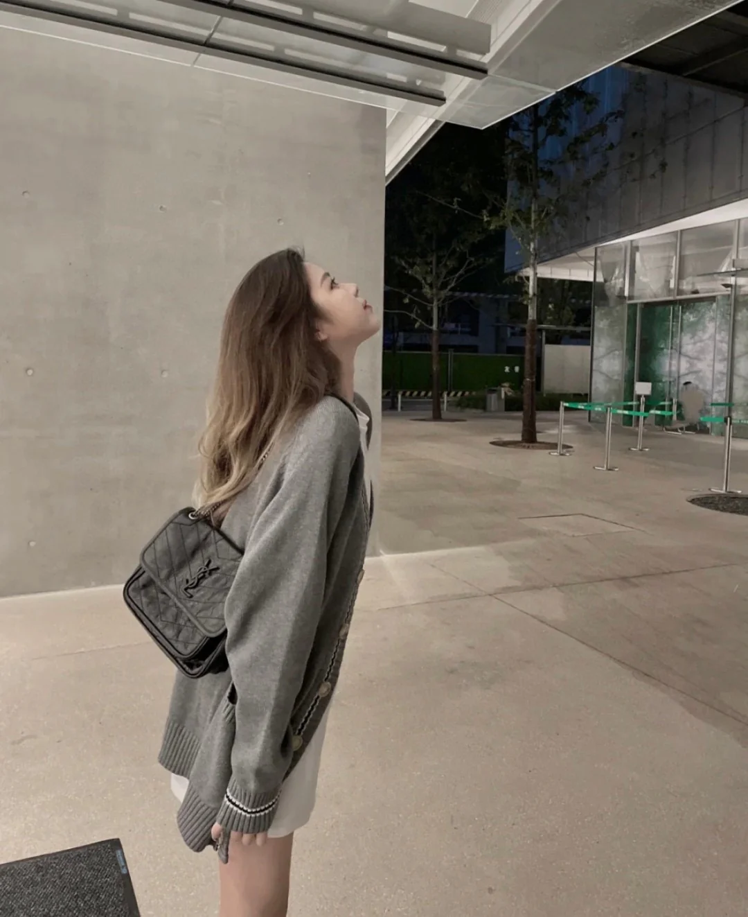 YSL Niki Baby, кожаная цепочка 22 см, черная, с эффектом состаренного серебра - на фото.