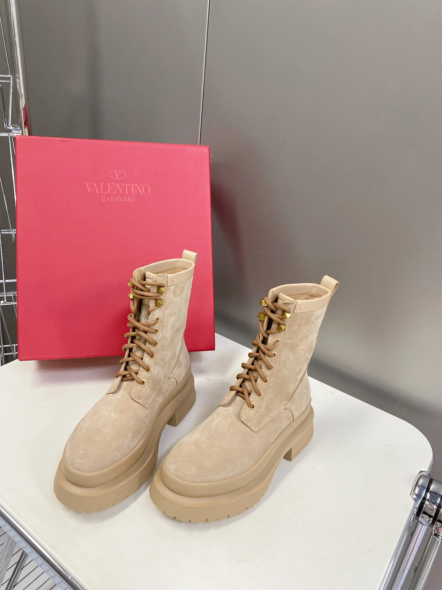 Новинка сезона осень/зима 2022 от Valentino — ботинки Martin в британском стиле.