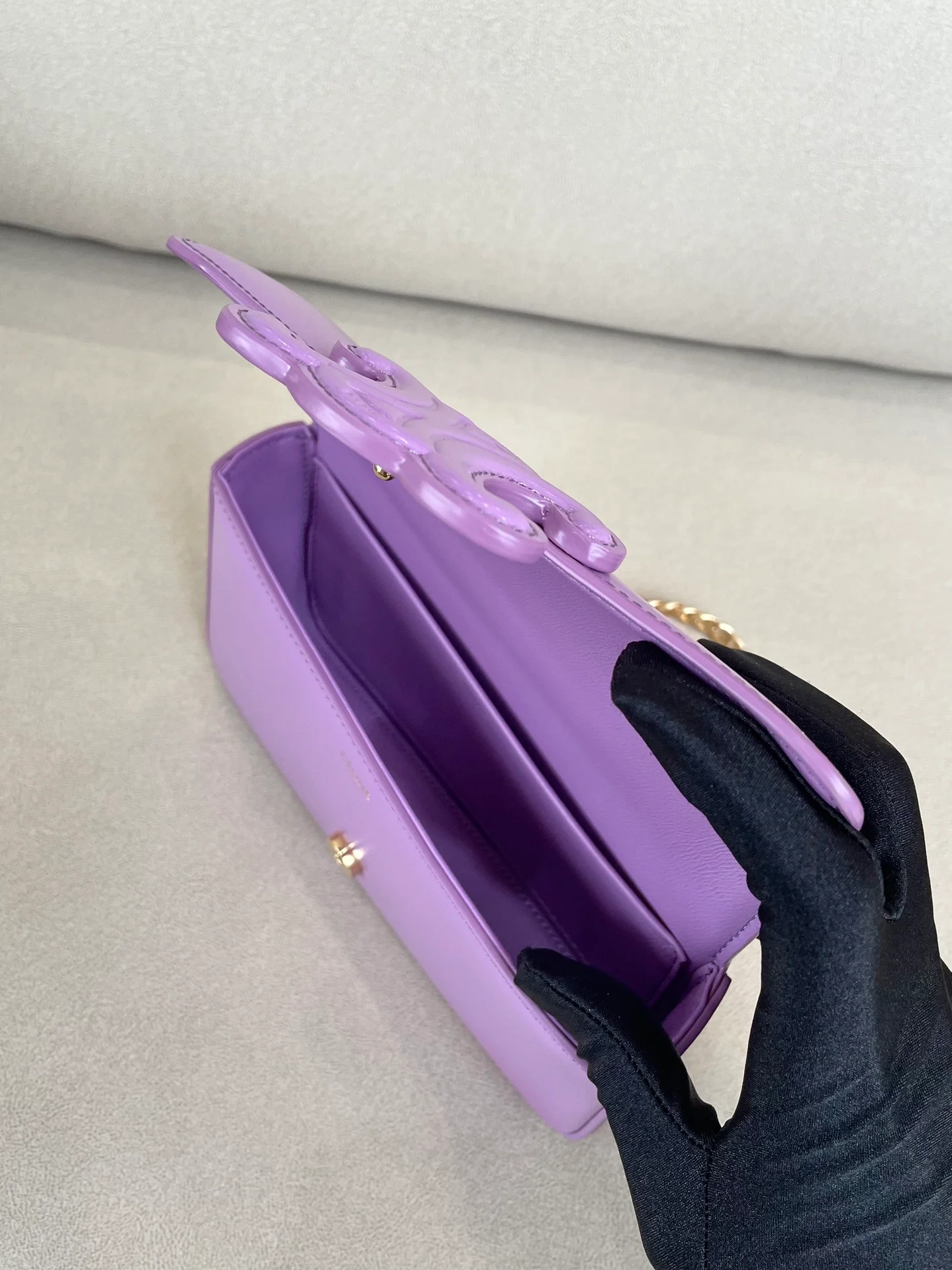 Сумка Celine Triomphe на плечо из глянцевой телячьей кожи с цепочкой — сиренево-фиолетовая.