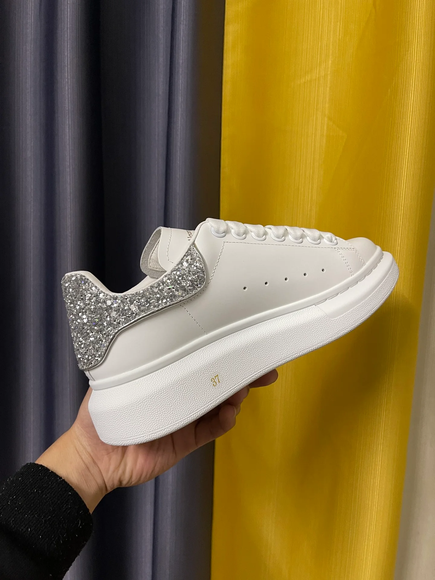 Классические белые кроссовки McQueen - унисекс - переливающийся серебристый задник - премиум-издание