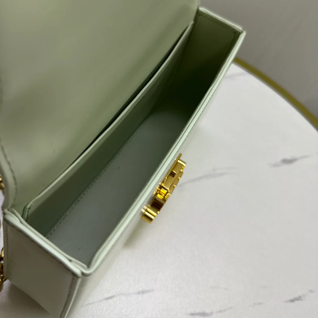 Celine - Кожаная сумка под мышку с пряжкой и цепочкой - Зеленая