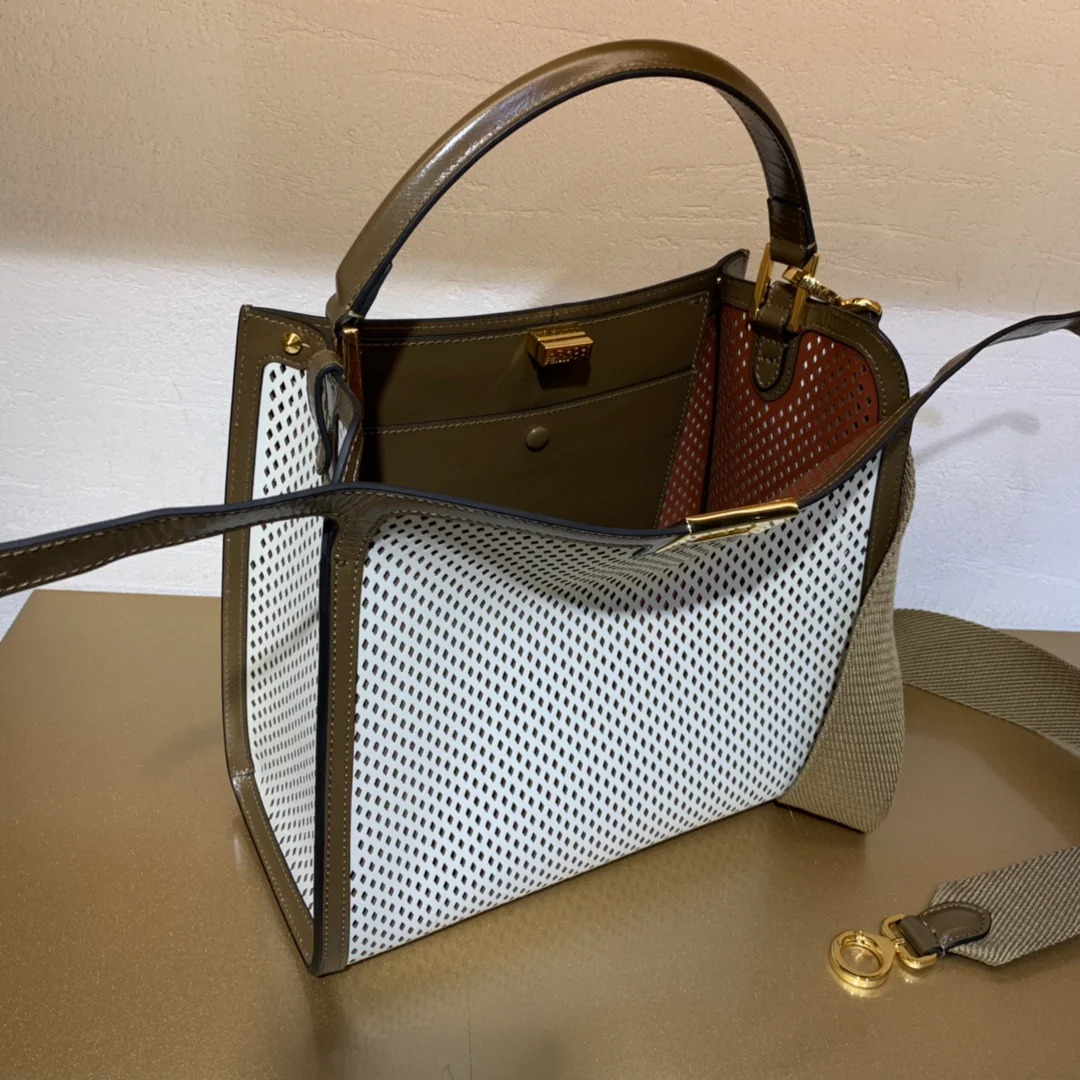 Сумка Fendi Peekaboo Lite Medium из натуральной кожи.