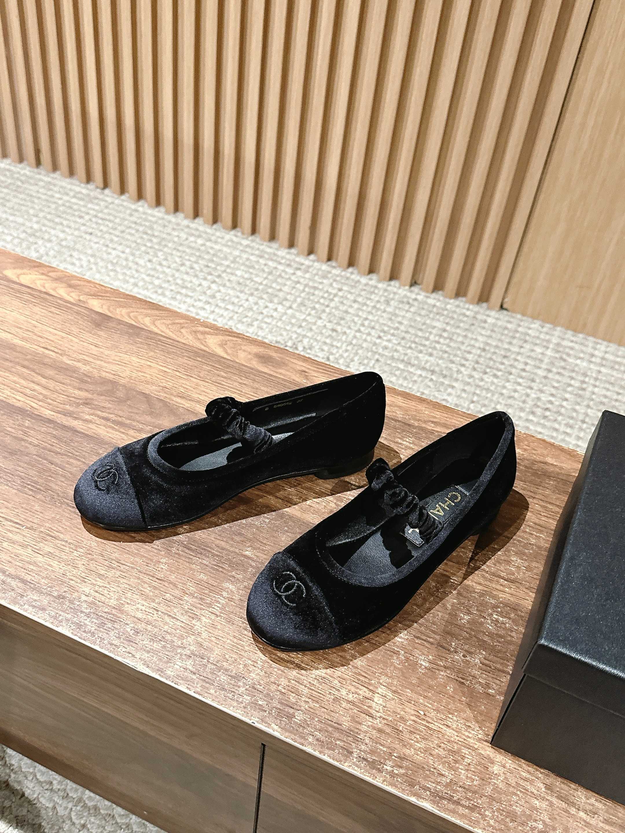 Новинка сезона весна/лето 2025 от Chanel - туфли Мэри Джейн из черной замши.