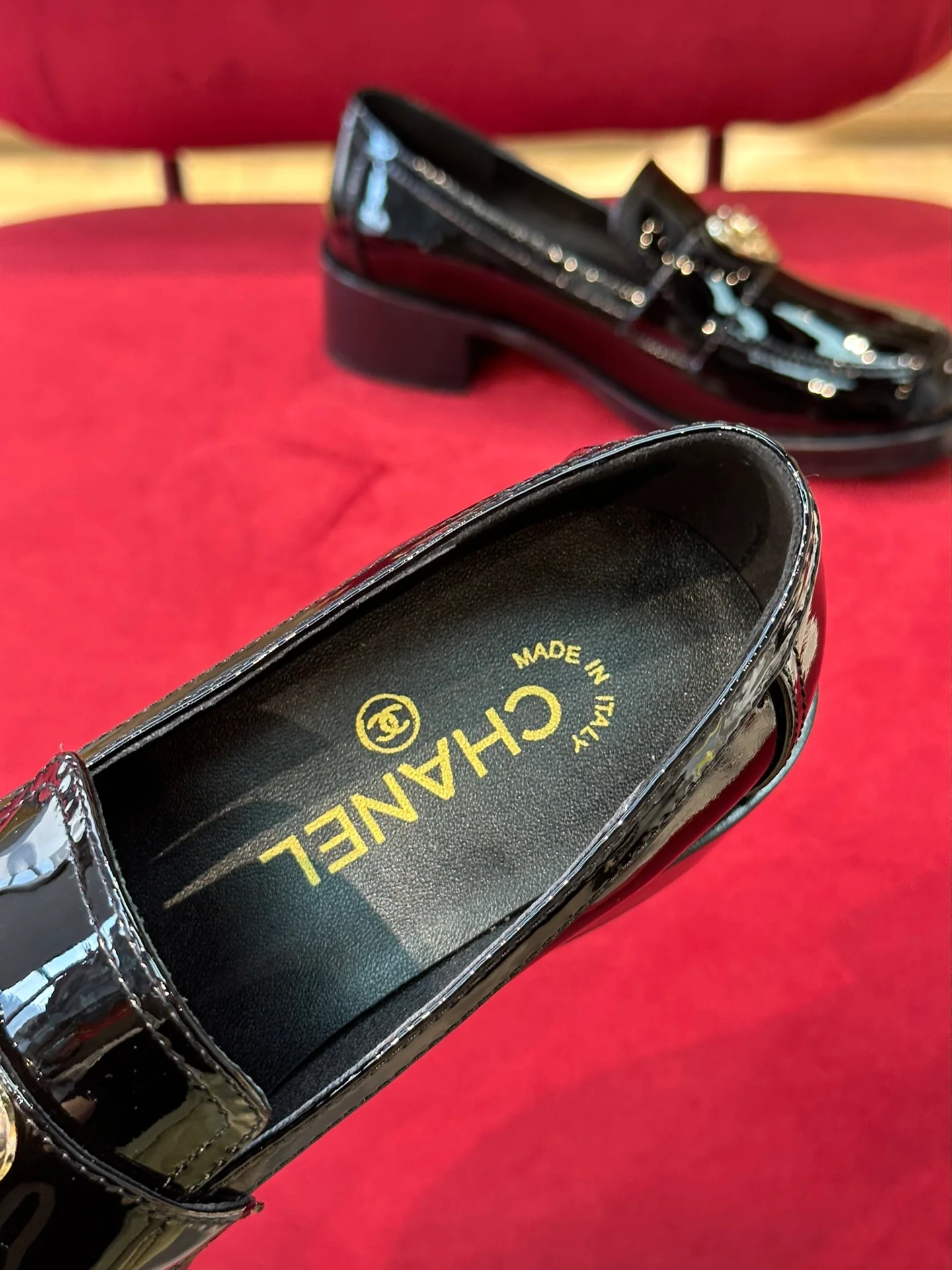 Новинка весны 2023 года от Chanel — лоферы в форме сердца.