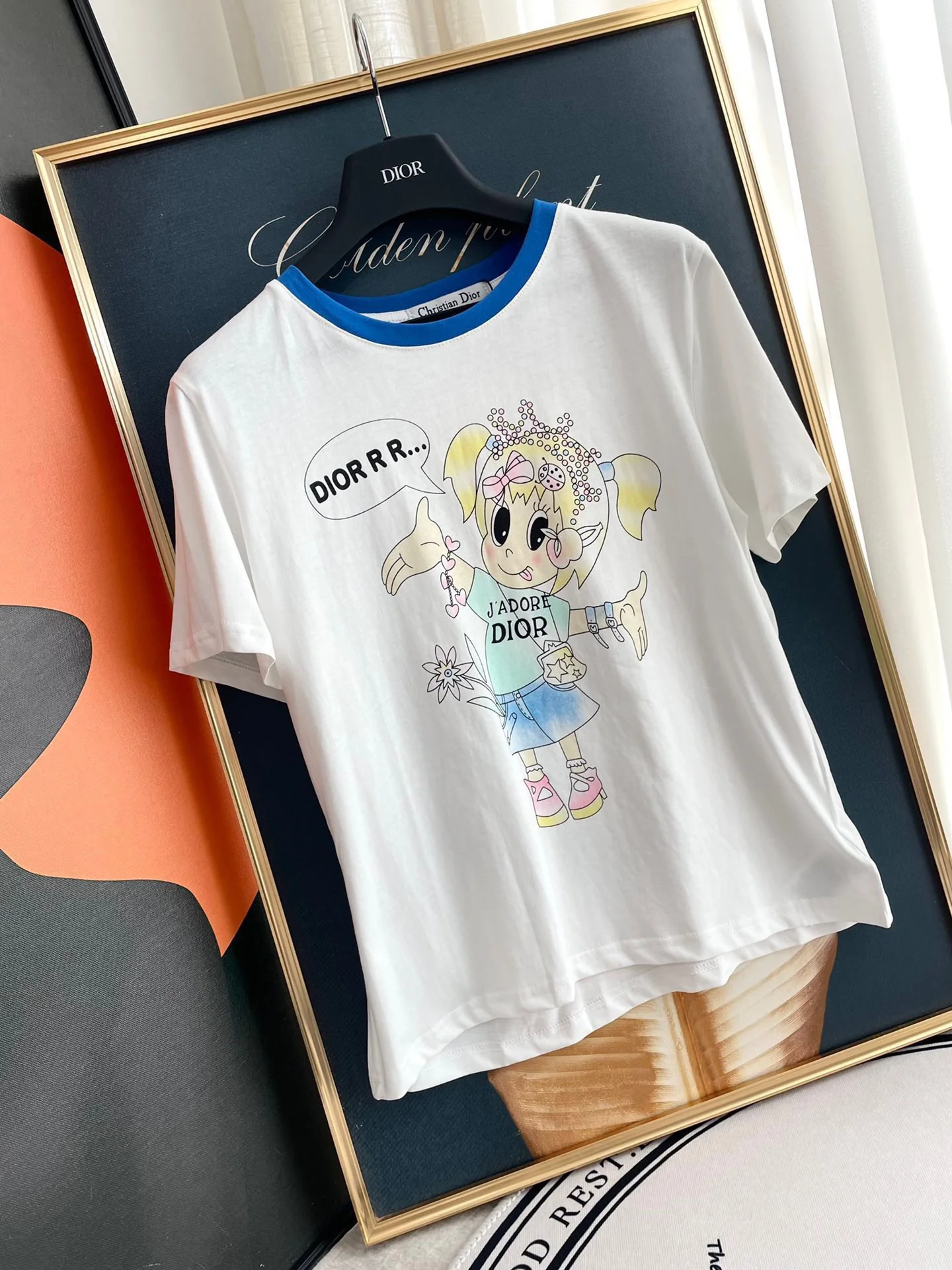 Футболка Dior 2403 с мультяшным рисунком и цветовыми блоками, с коротким рукавом.