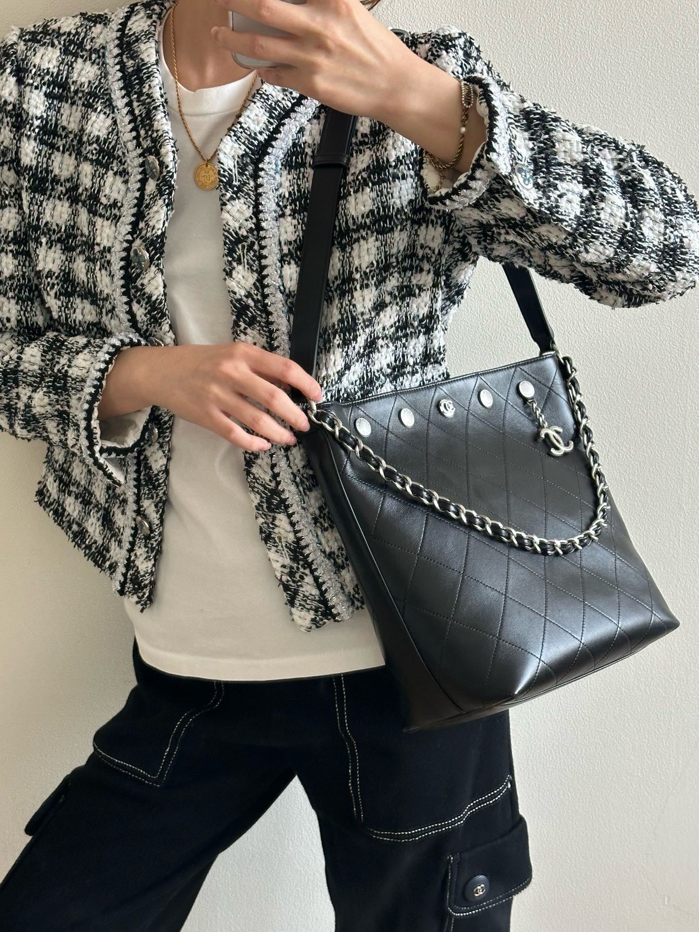 Сумка Chanel в стиле хиппи с золотой монетой 25 пенсов — черно-серебряная.