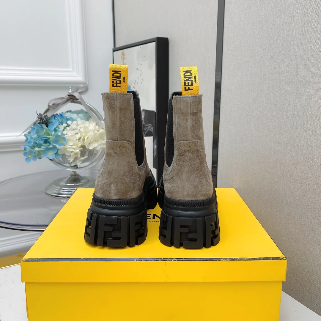 Fendi - Новинка сезона осень/зима 2022 - Ботинки челси на платформе