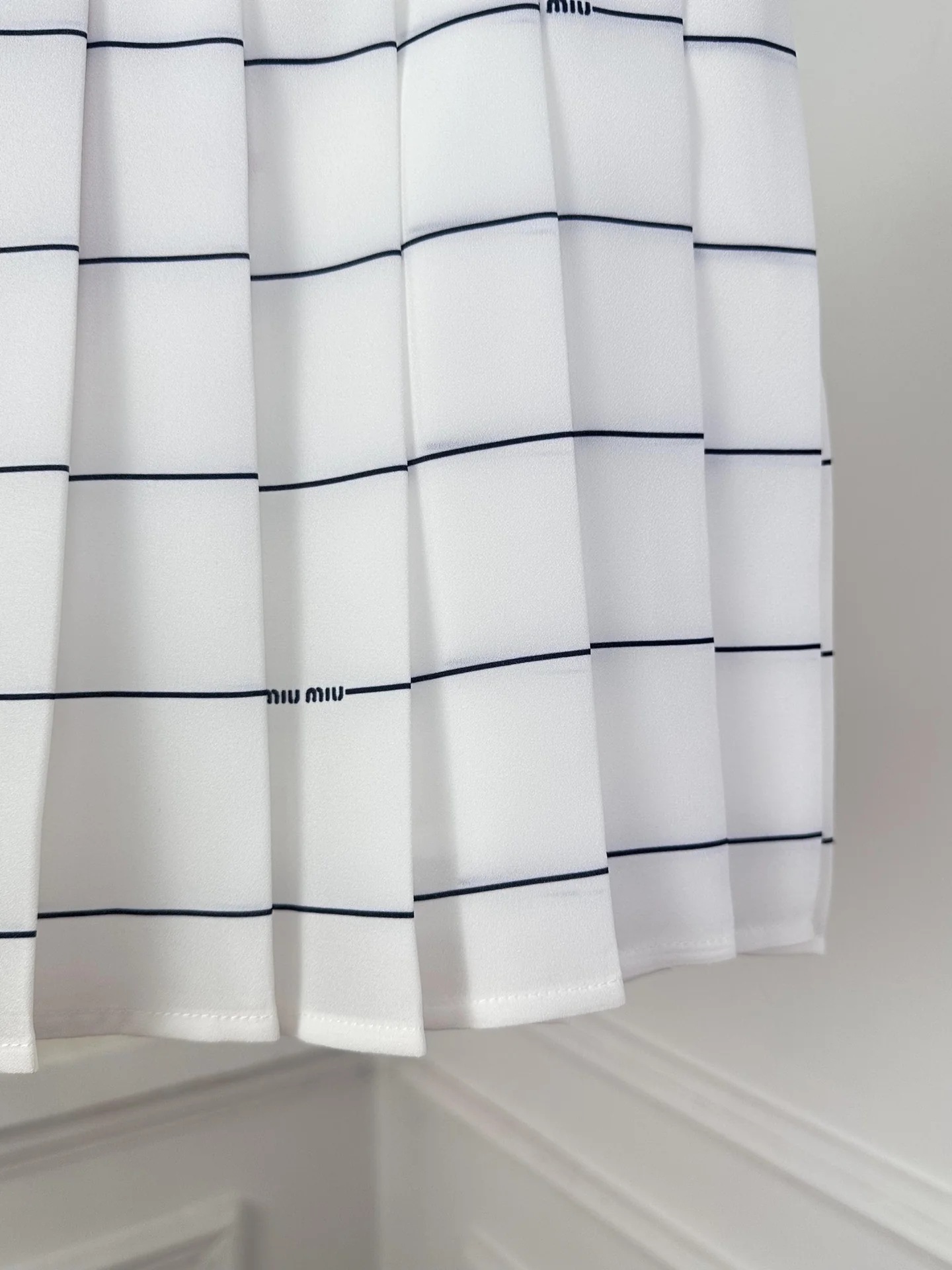 Miu Miu - 2404 - Полосатый струящийся жилет с бантом и полосатая плиссированная юбка - Белый