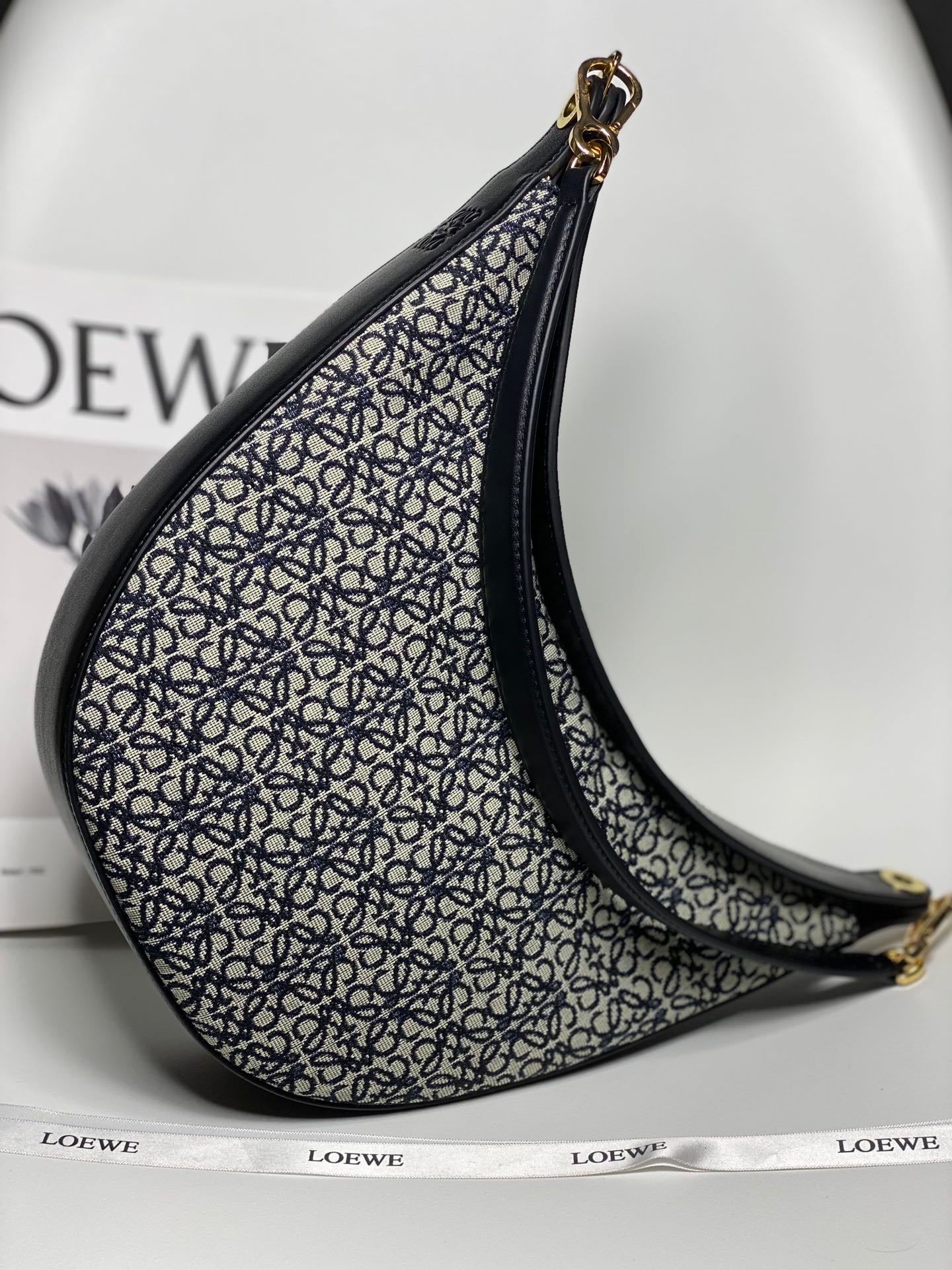 Сумка Loewe Luna серии Moon Bag - 2