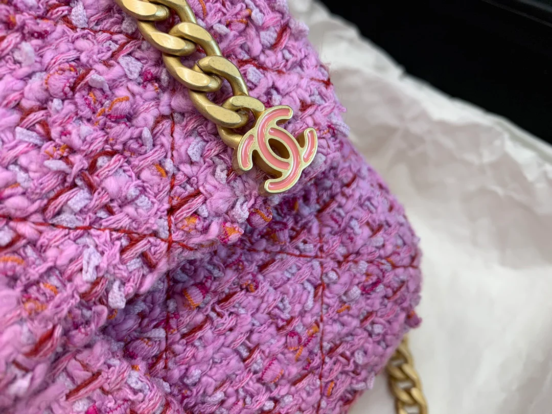 Новинка 2022 года от Chanel - квадратная сумка-клатч с эмалированной пуговицей, 18 см.