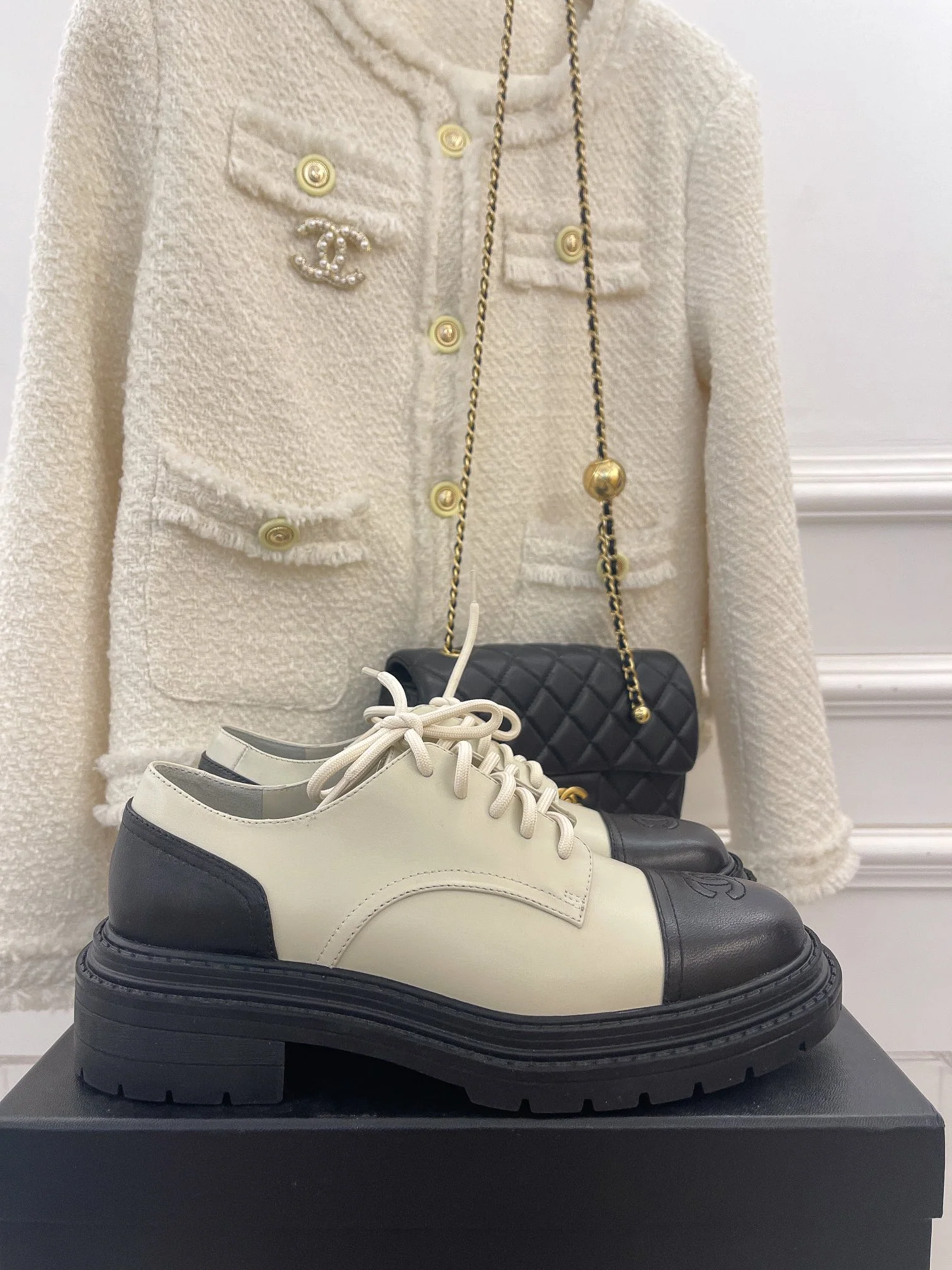 Новинка сезона осень/зима 2022 от Chanel - Классические кожаные туфли - Белые и черные