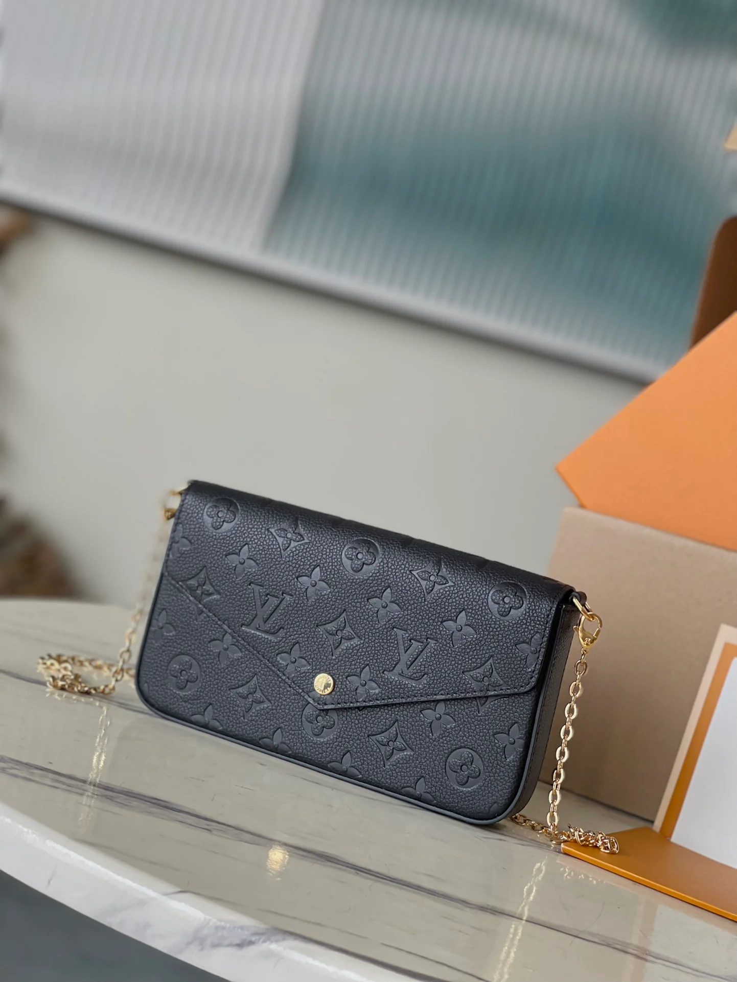 m64064-LV-pochette-felicie-empreinte сумка через плечо с тиснением-черный