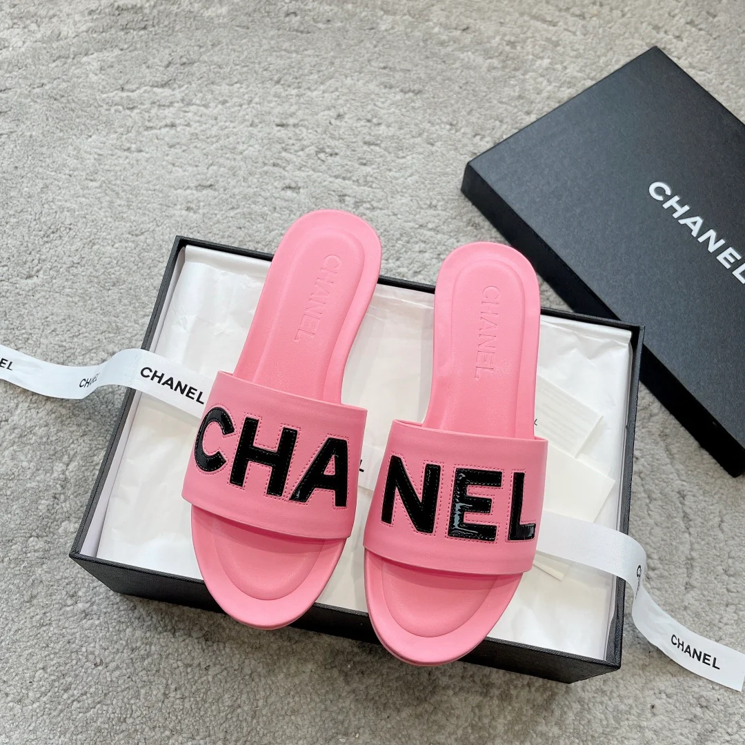 Новинка сезона весна/лето 2023 от Chanel - Тапочки с цветными блоками и буквами - Розовые