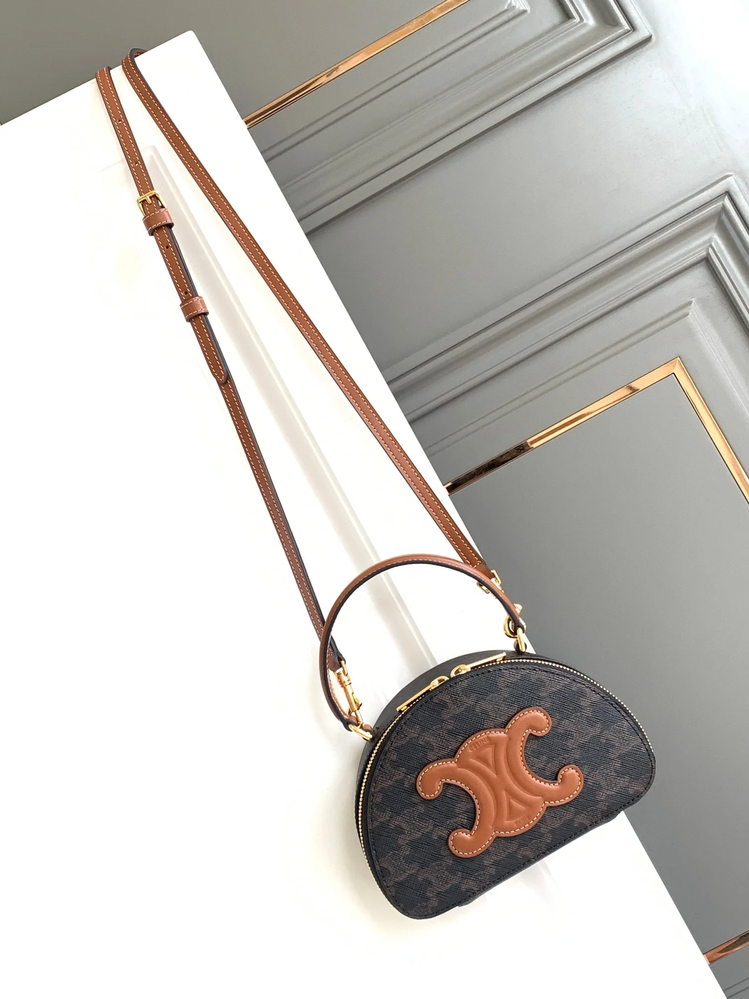 Celine - сумка ?Полумесяц? из телячьей кожи