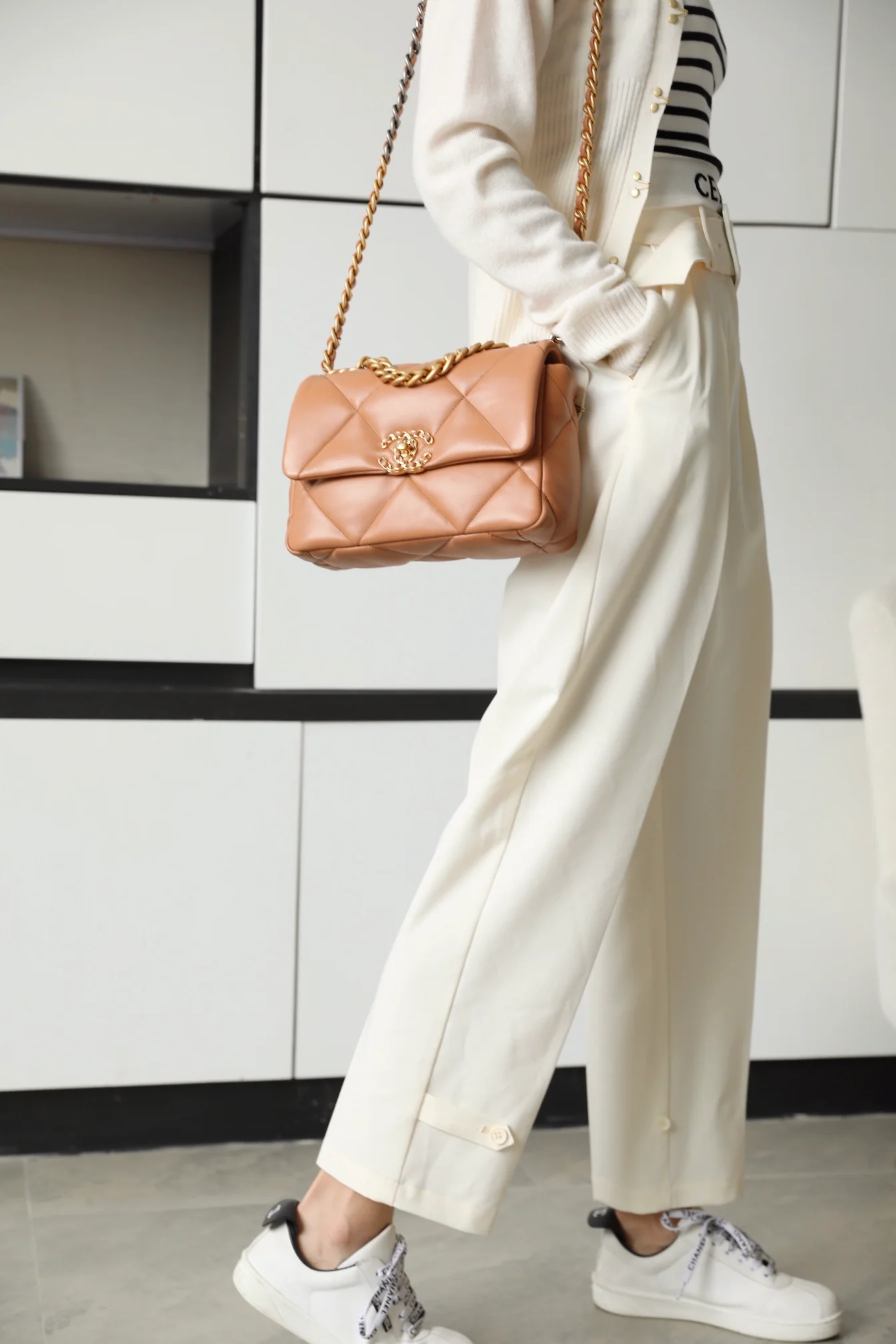 Сумка Chanel 19 — карамельного цвета с золотой фурнитурой — маленький размер — на фото: в сумке.