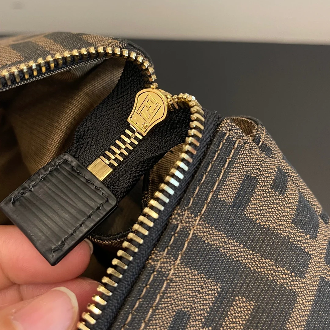 Винтажная дорожная сумка Fendi Monogram