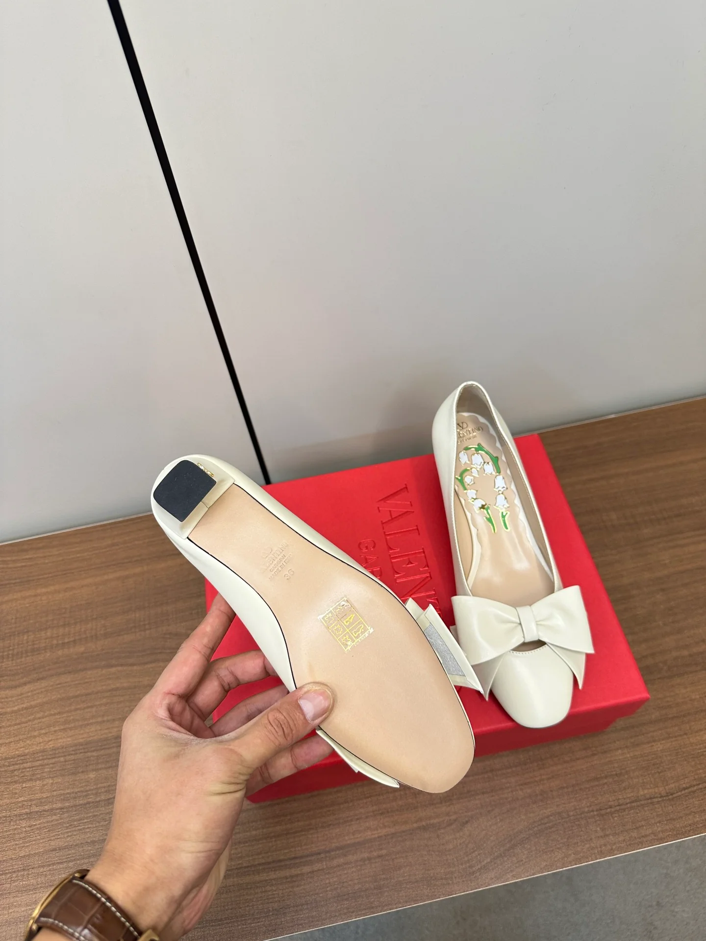 Туфли-бабочки Valentino 2024 - белые