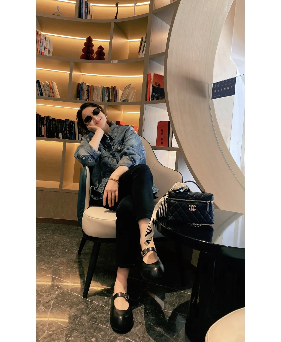 Сумка-бенто Chanel 25p-LP с застежкой в ??форме сердца, украшенной бриллиантами — черная.