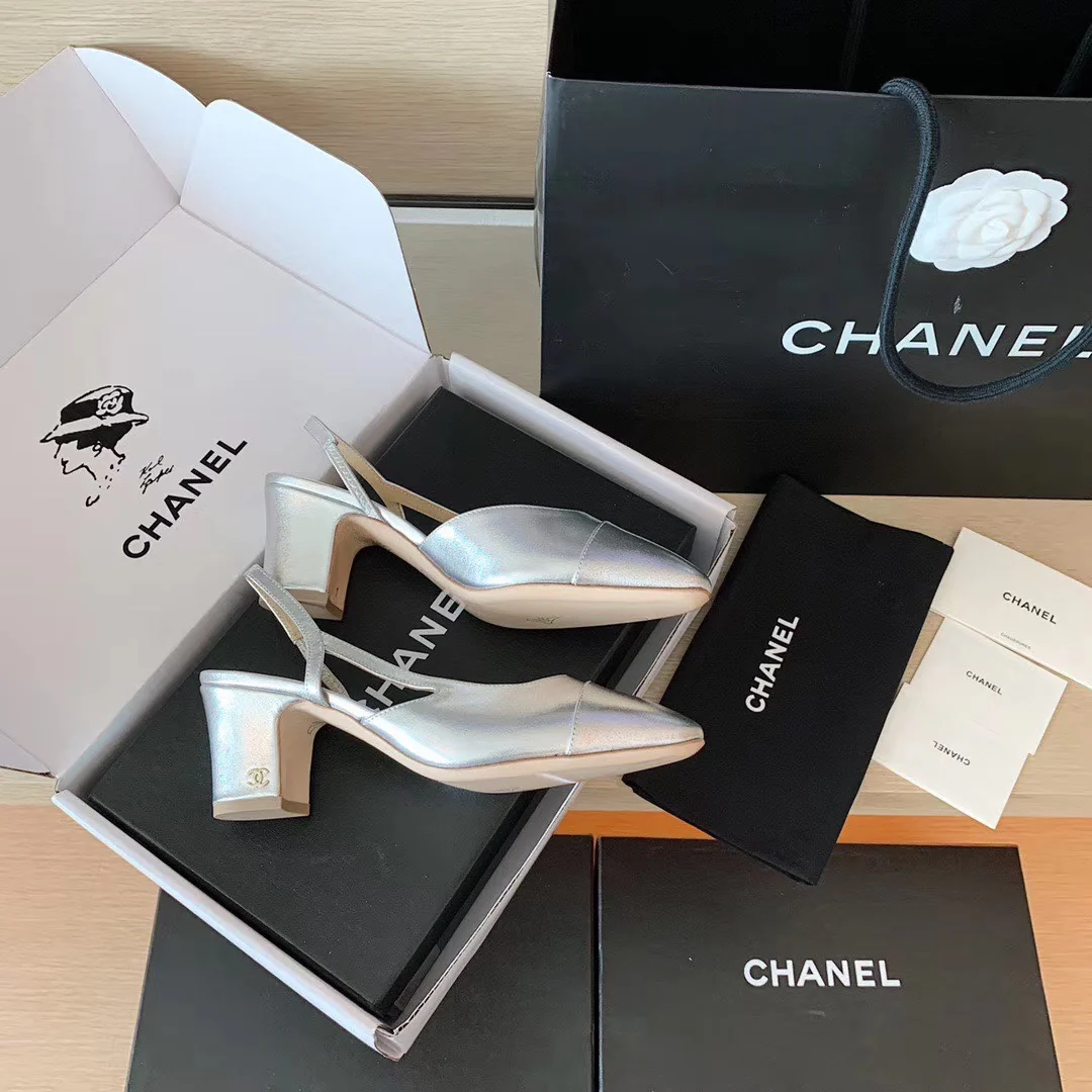 Классические сандалии Chanel на массивном каблуке - серебристые