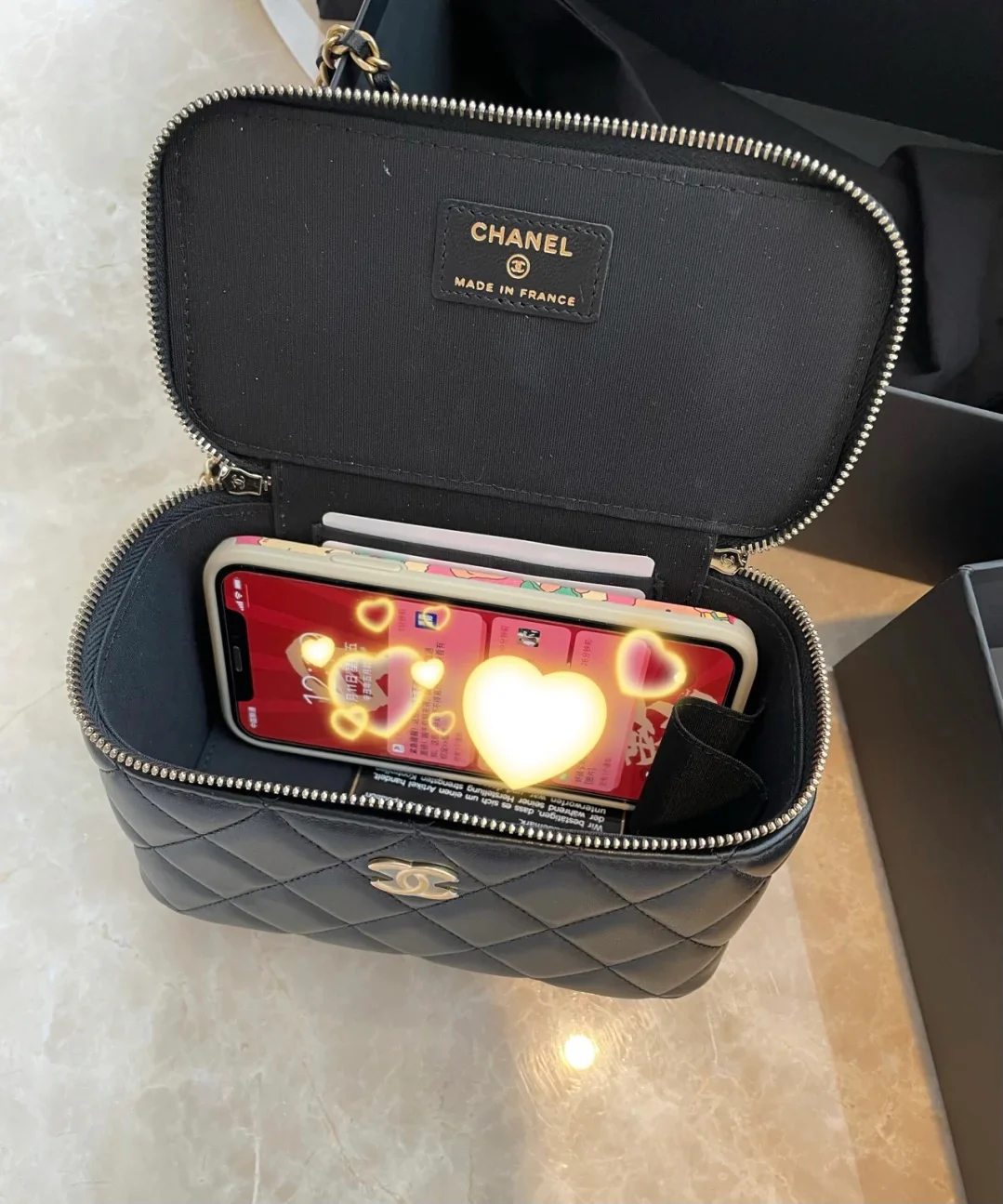 Сумка-коробочка Chanel с кожаной ручкой, длинная, черная.