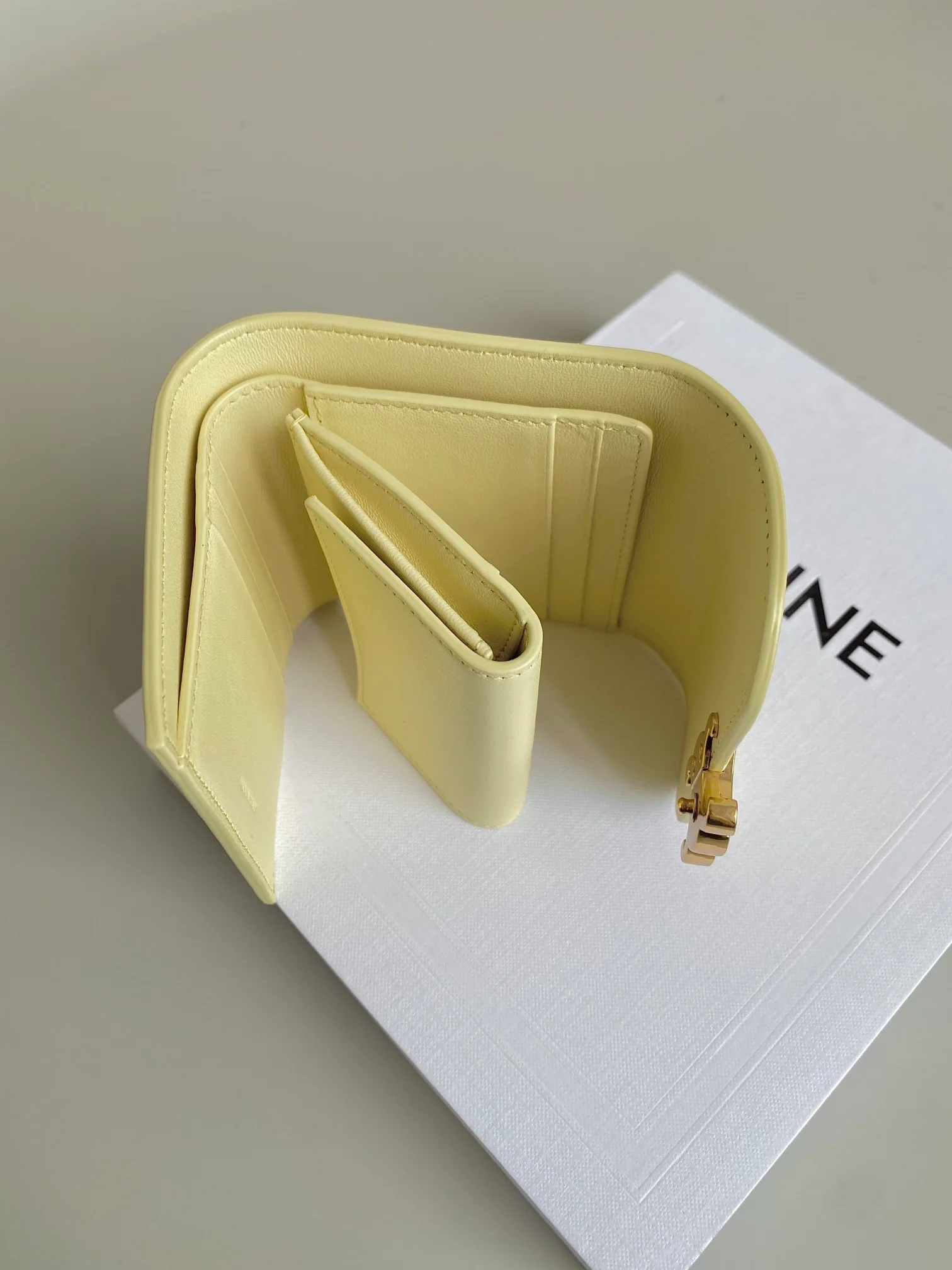 Кардхолдер Celine Triomphe Trifold — светло-жёлтый
